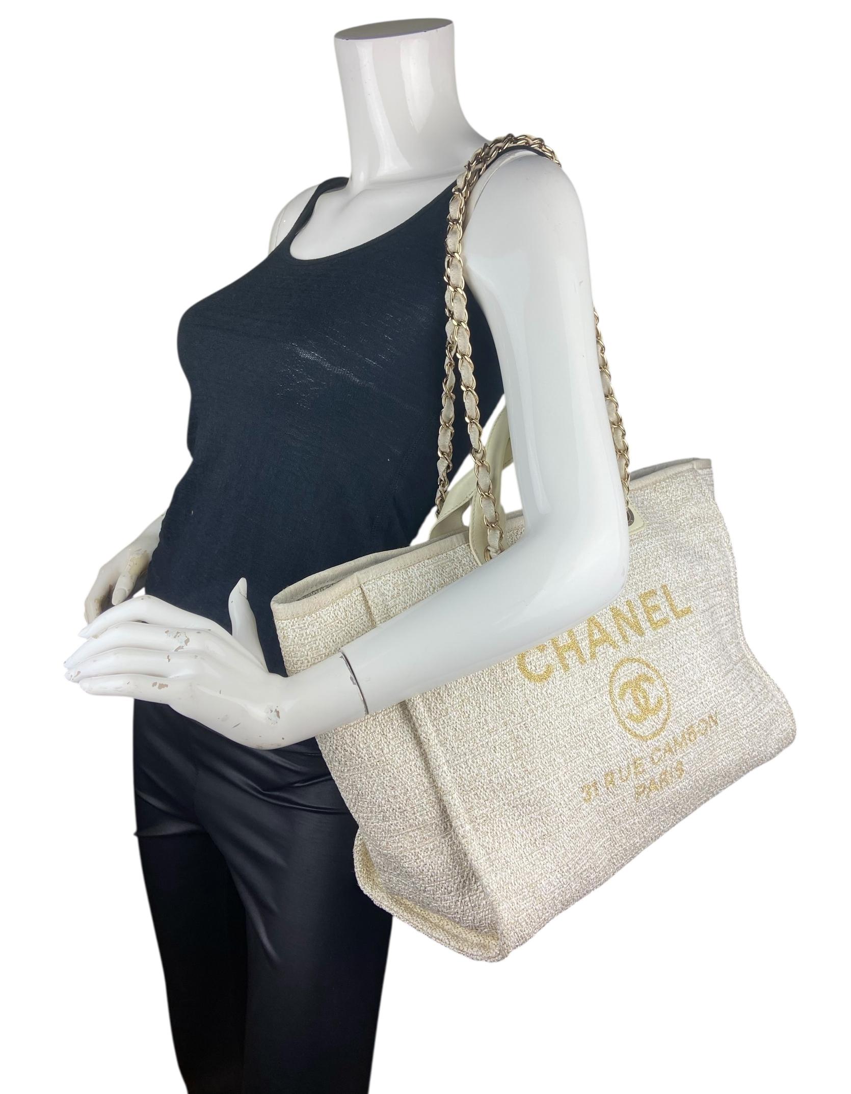 Chanel Borsa media Deauville in tela lurex bianco/oro

Prodotto in: Italia
Anno di produzione: 2019
Colore: bianco e oro
Ferramenta: Oro pallido
Materiali: Fibre miste con finiture in pelle
Fodera: Tela beige
Chiusura/apertura: Top aperto con