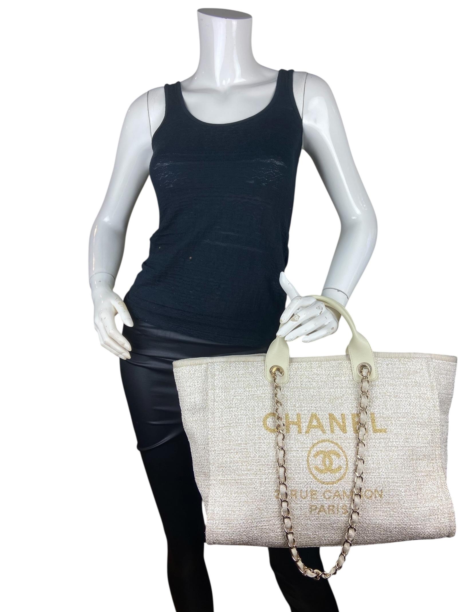 Grigio Chanel Borsa media Deauville in tela lurex bianco/oro in vendita