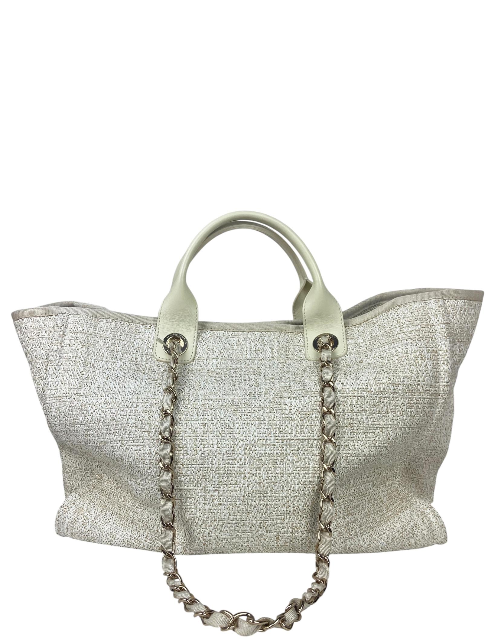Chanel Borsa media Deauville in tela lurex bianco/oro In condizioni ottime in vendita a New York, NY