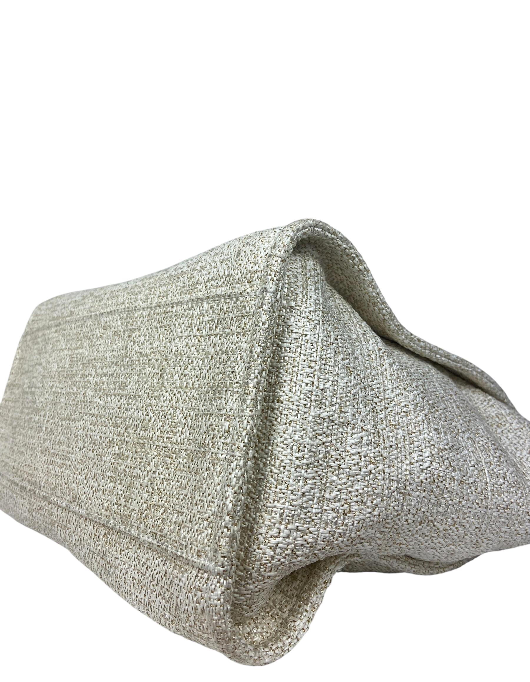 Chanel Borsa media Deauville in tela lurex bianco/oro in vendita 1