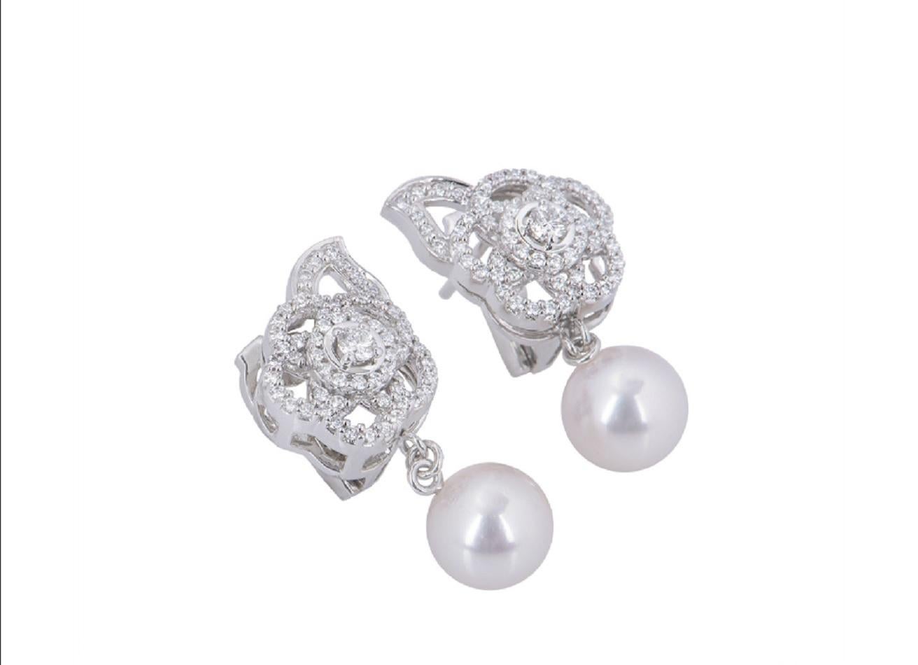 Chanel Camelia-Ohrringe aus Weißgold mit Diamanten und Perlen im Zustand „Hervorragend“ im Angebot in New York, NY