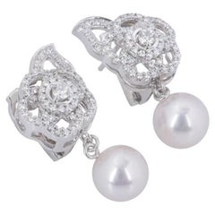Chanel Boucles d'oreilles camélia en or blanc, diamants et perles