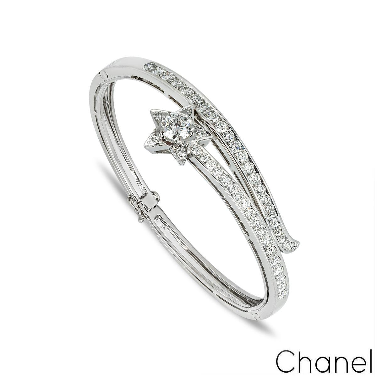 Ein wunderschönes Armband aus 18 Karat Weißgold und Diamanten von Chanel aus der Collection'S Comete. Das Armband besteht aus einem Sternmotiv in der Mitte mit einem 1,00ct runden Brillanten in einer 4-Krallen-Fassung in der Mitte des Sterns, Farbe