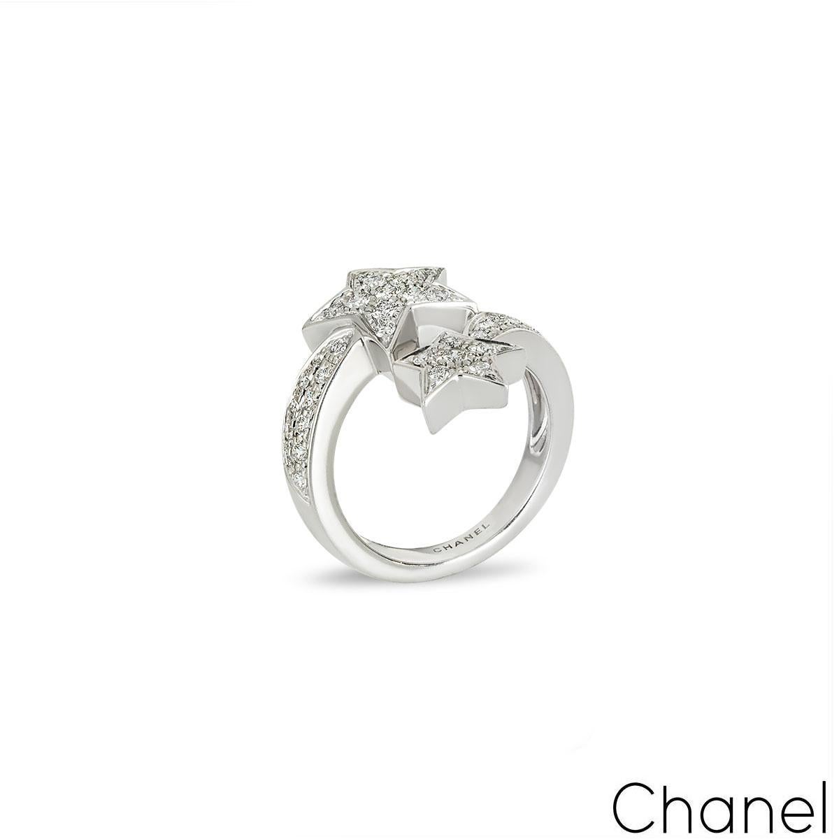 Magnifique bague en or blanc 18 carats, ornée de diamants, signée Chanel et issue de la collection Comete. La bague comprend deux motifs d'étoiles filantes avec des diamants ronds de taille brillant sertis en pavé, d'un poids total d'environ 0,65ct,
