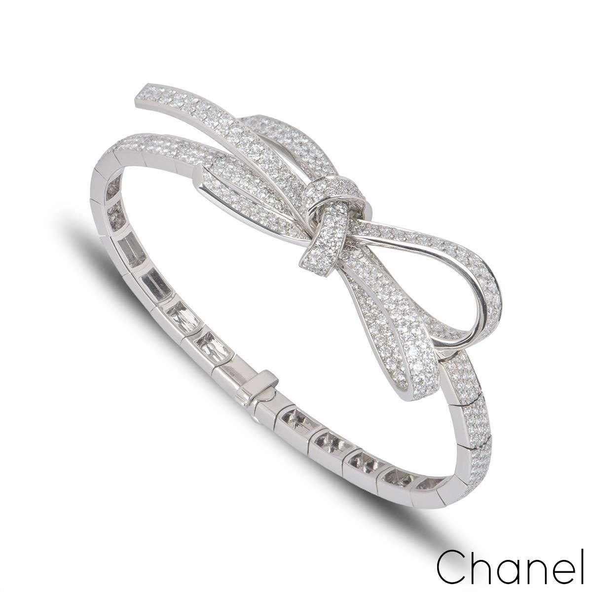 A stunning 18k white gold diamond bracelet from the Ruban collection by Chanel. The bracelet has a large pave diamond ribbon motif with diamond set flexi links. There are 389 diamonds with a total carat weight of 5.59ct. The ribbon motif measures