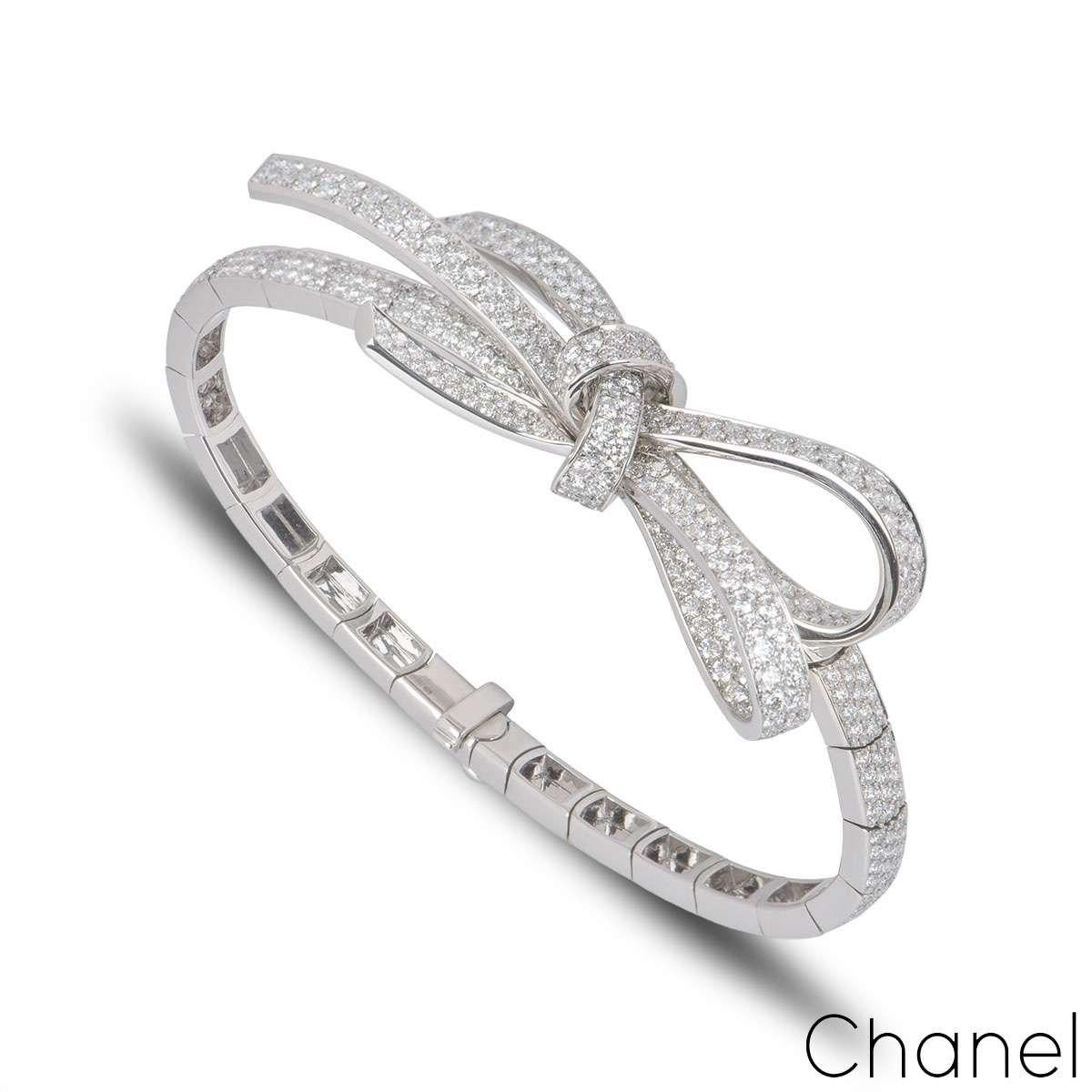 Ein atemberaubendes Diamantarmband aus 18 Karat Weißgold aus der Ruban Collection von Chanel. Das Armband hat ein großes, mit Diamanten besetztes Bandmotiv mit diamantbesetzten Flexi-Gliedern. Es gibt 389 Diamanten mit einem Gesamtkaratgewicht von