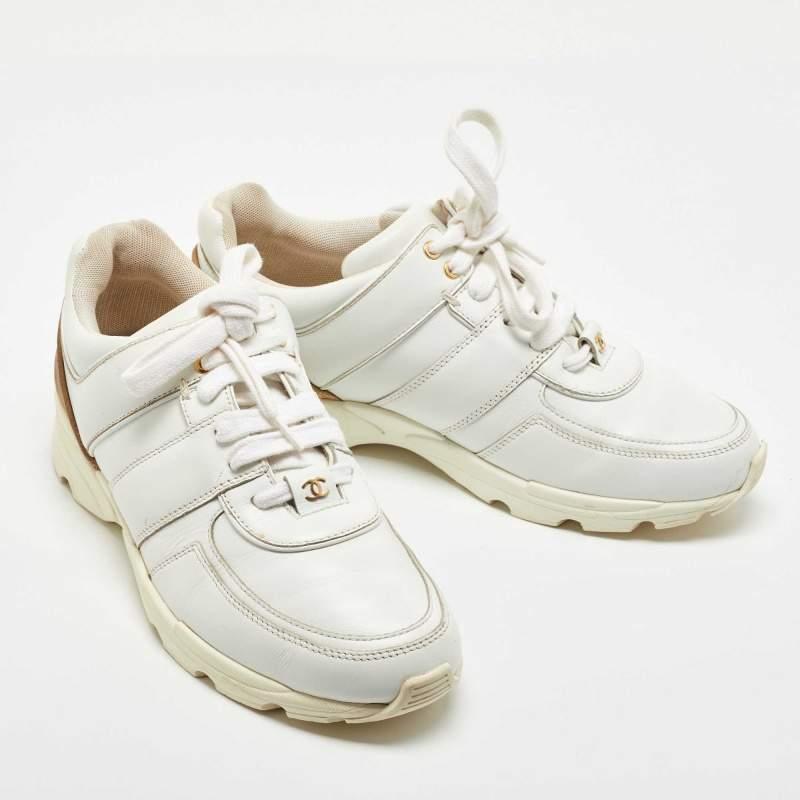 Chanel White/Gold Leather Interlocking CC Low Top Sneakers Size 39 In Good Condition For Sale In Dubai, Al Qouz 2