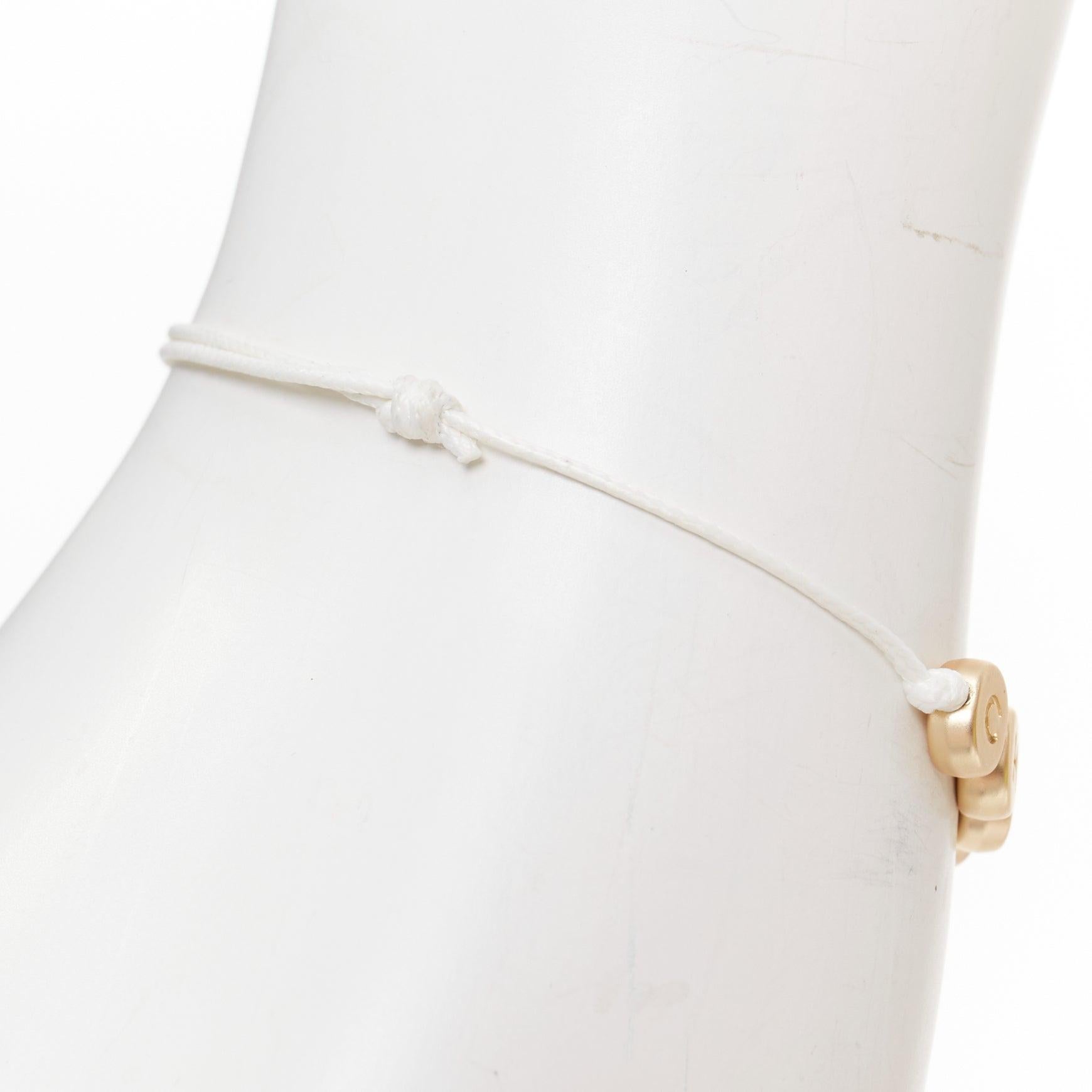 De las mujeres CHANEL brazalete de la suerte con logotipo en tono dorado blanco abalorio de letra de hilo blanco en venta