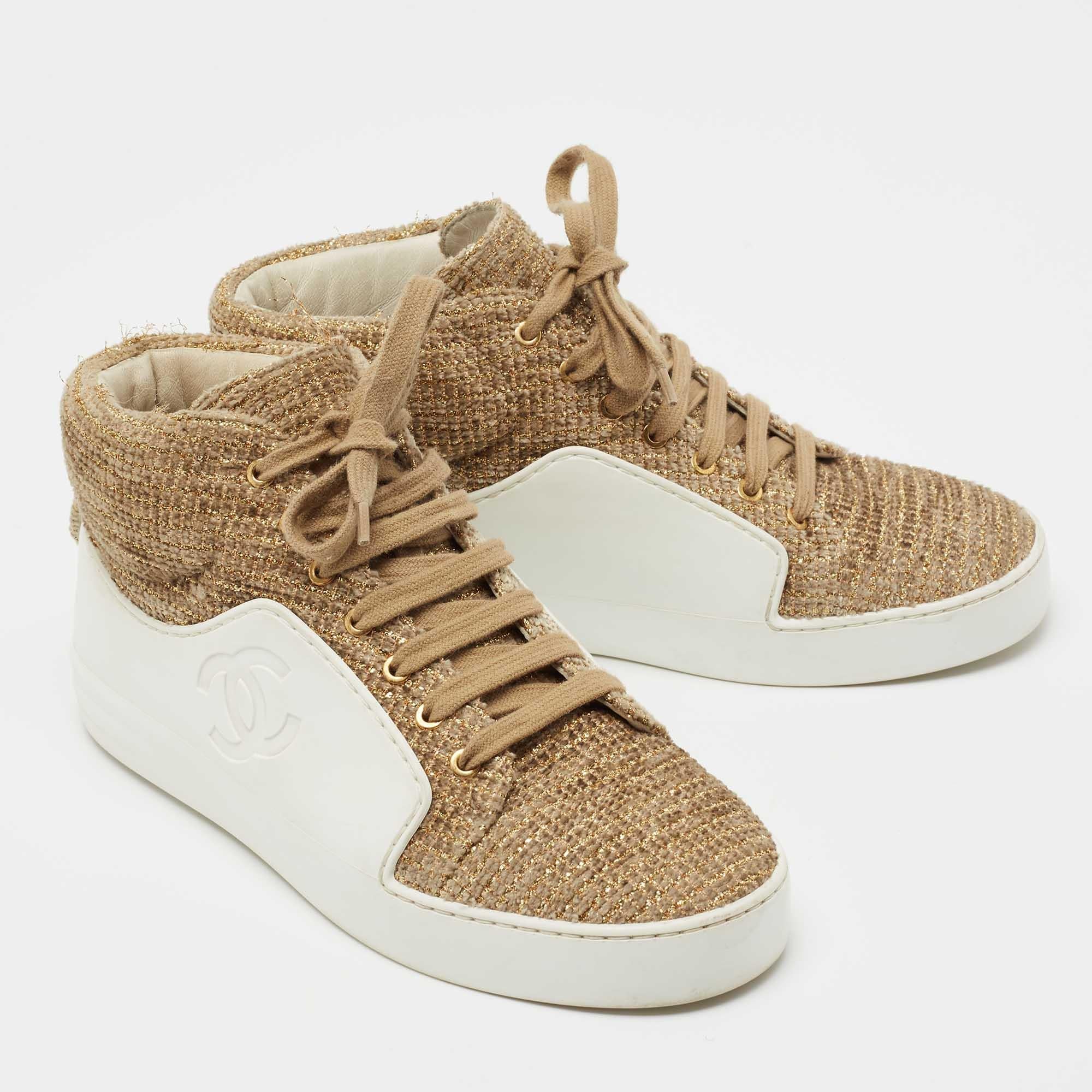 Chanel White/Gold Tweed and Leather CC High Top Sneakers Size 36.5 In Good Condition In Dubai, Al Qouz 2