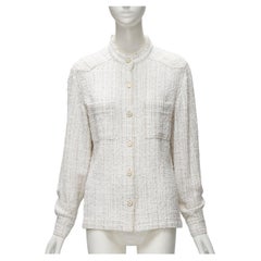 CHANEL Tweed-Overshirt aus Weißgold mit CC-Emaille und Knopfleiste L