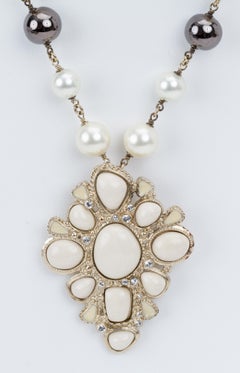 Collana con ciondolo bianco e grigio di Chanel
