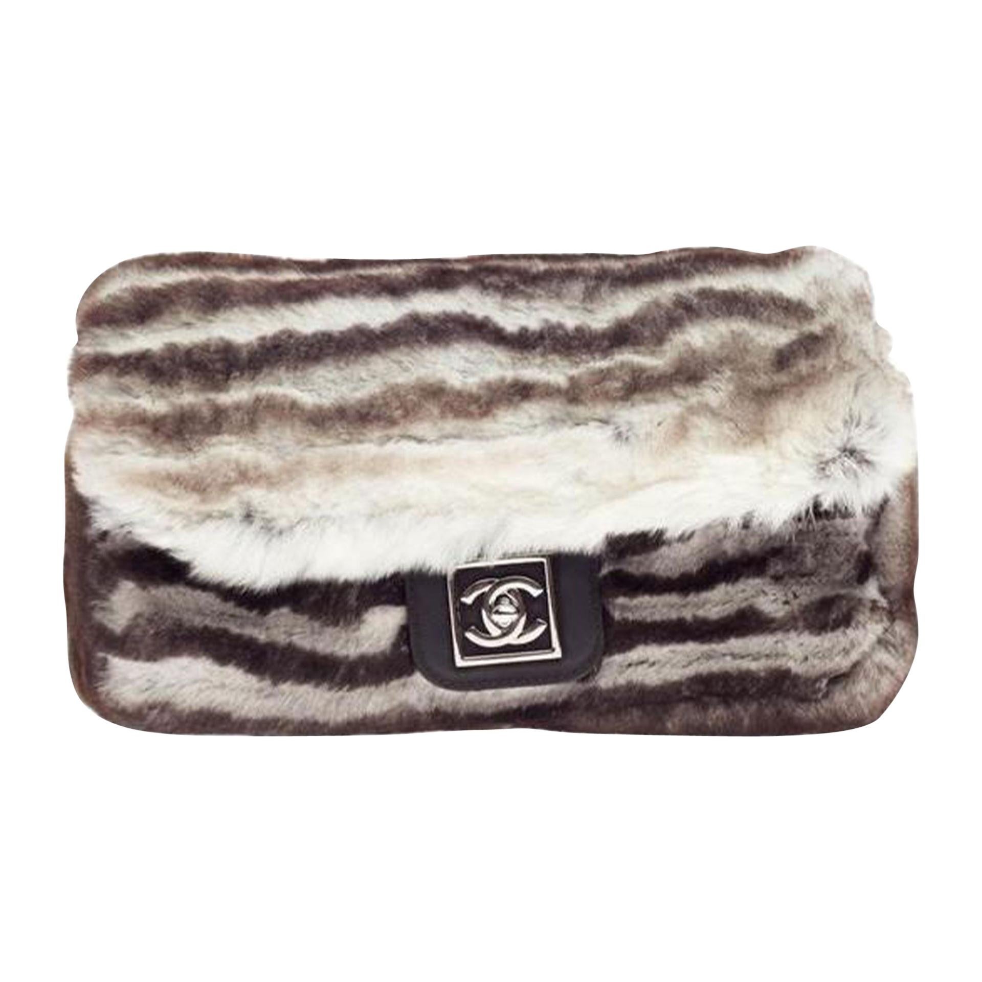 Chanel Rare Y2K Vintage Classic Flap Rabbit Fur Sports Line Waist Belt Bag

2007 {VINTAGE 15 Years}
Matériel argenté
Double doublure en chaîne tressée
Doublure intérieure en daim
Peut se porter en bandoulière ou en sac à main.
Poche arrière cachée à