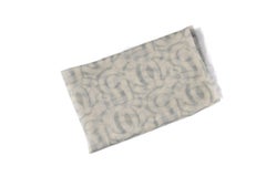 Chal de cachemira de Chanel con el logotipo CC en blanco y gris