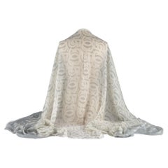 Chal de cachemira de Chanel con el logotipo CC en blanco y gris