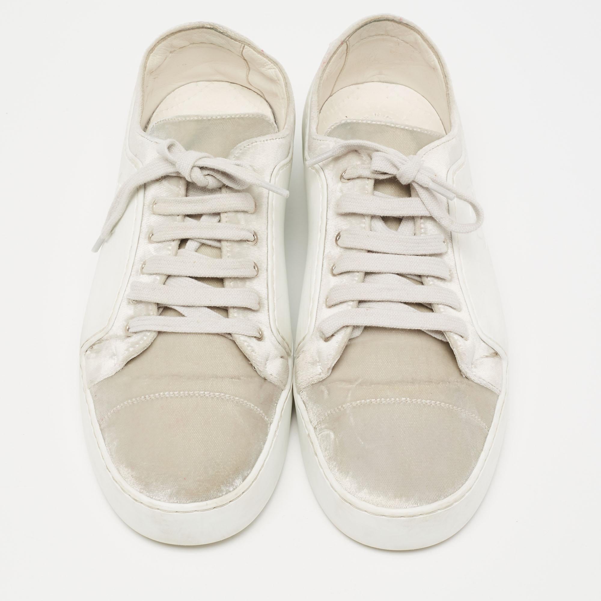 Designed into a low-top style, these Chanel sneakers are not just stylish in appeal but also comfortable to wear. Crafted from quality materials, they are designed with CC logos on the sides. Finished off with laces on the vamps, these kicks still