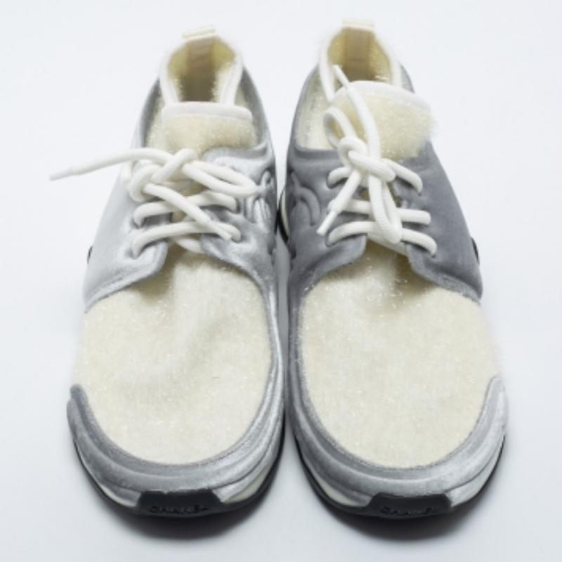 Chanel White/Grey Stretch Fabric and Corduroy CC Sneakers Size 40.5 In Good Condition For Sale In Dubai, Al Qouz 2