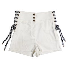 Pantaloncini Chanel bianchi a vita alta in cotone elasticizzato con dettagli a treccia in pizzo