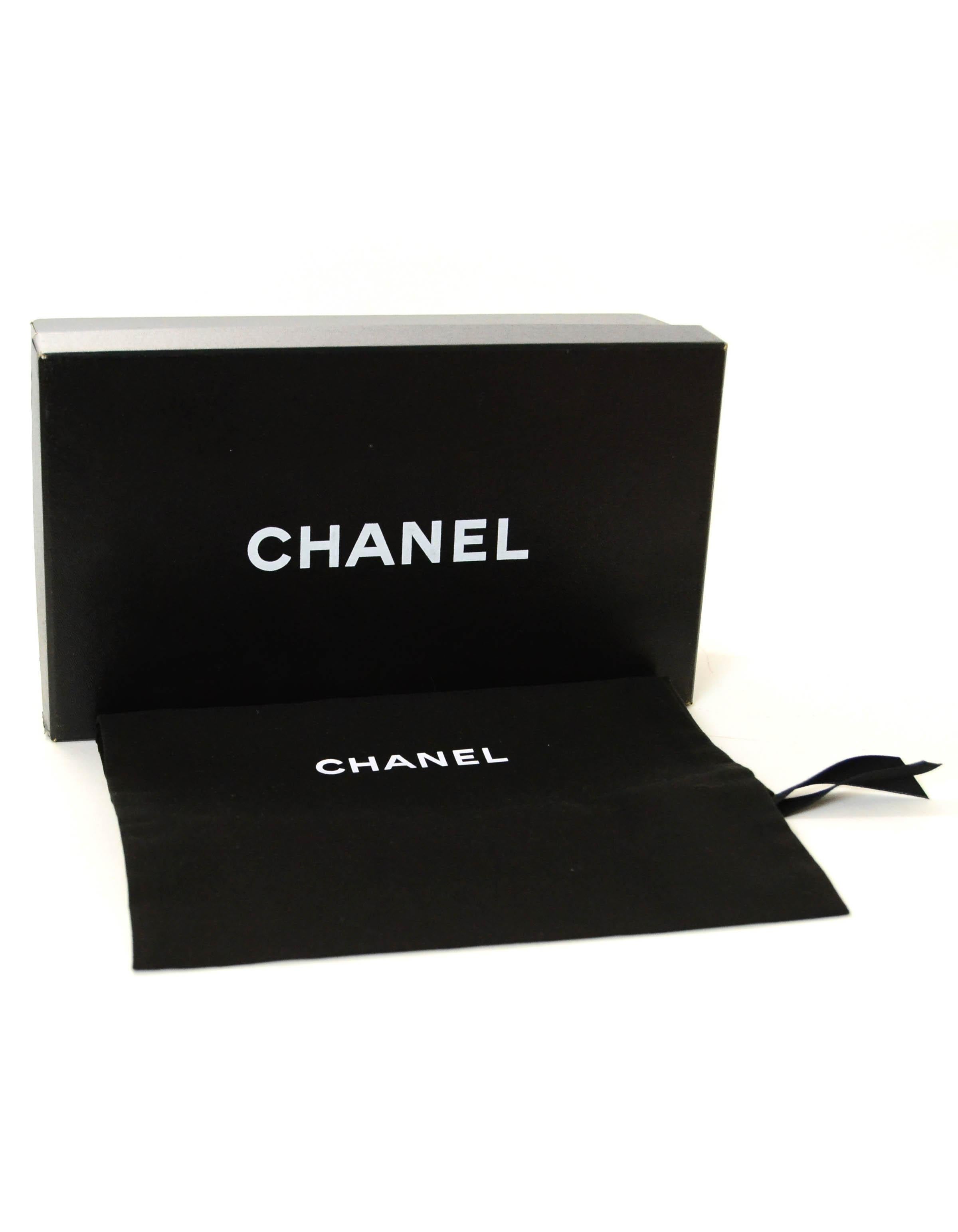 Chanel White Iridescent Cap Toe CC Ballerina Flats sz 39

Made In: Italy
Color: Iridescent white
Materials: Grained calfskin caviar leather
Closure/Opening: Slip on
Overall Condition: Very good pre-owned condition.  Some scratching and scuffing