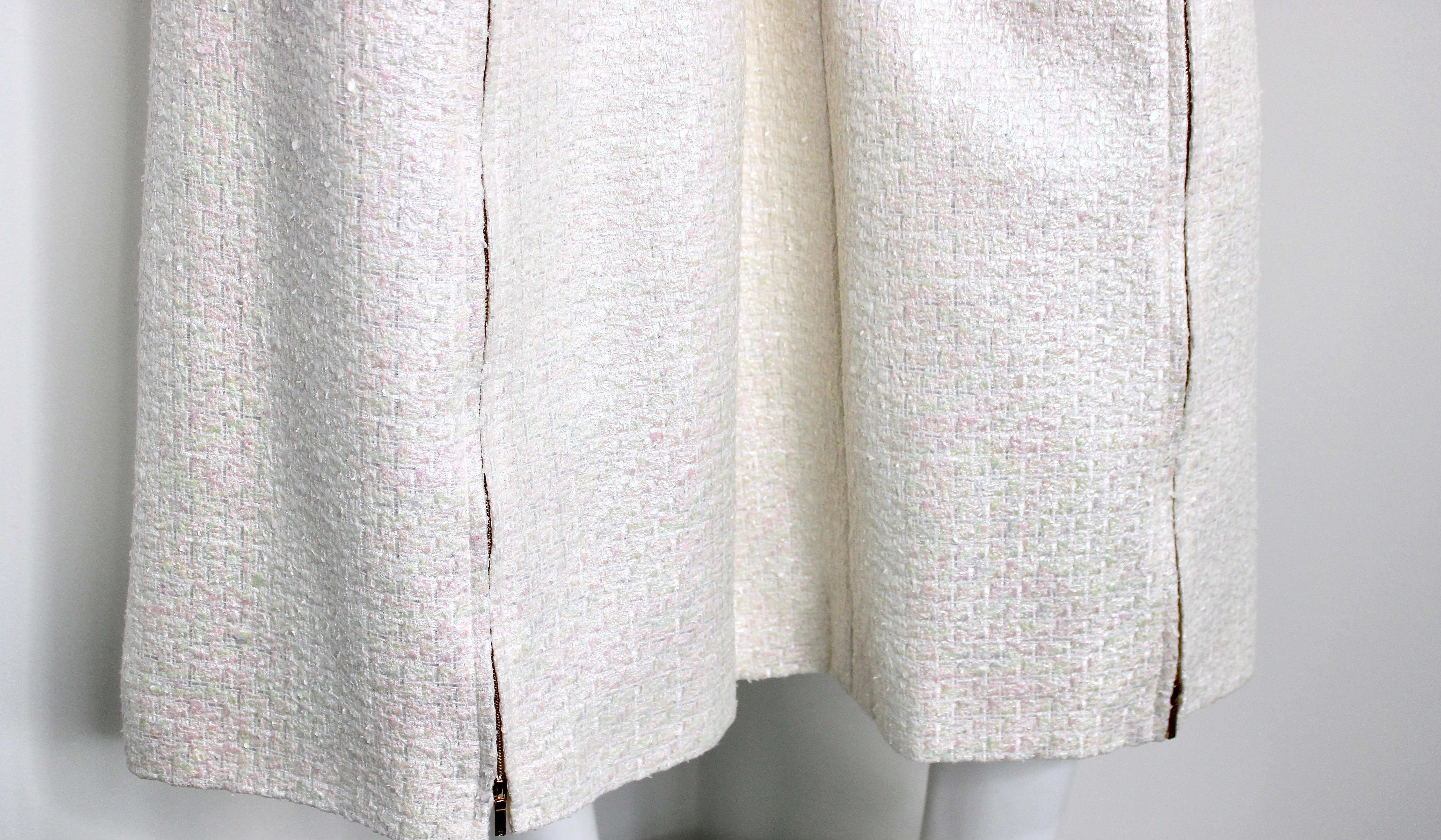 Gris Chanel - Pantalon large en tweed irisé blanc en vente