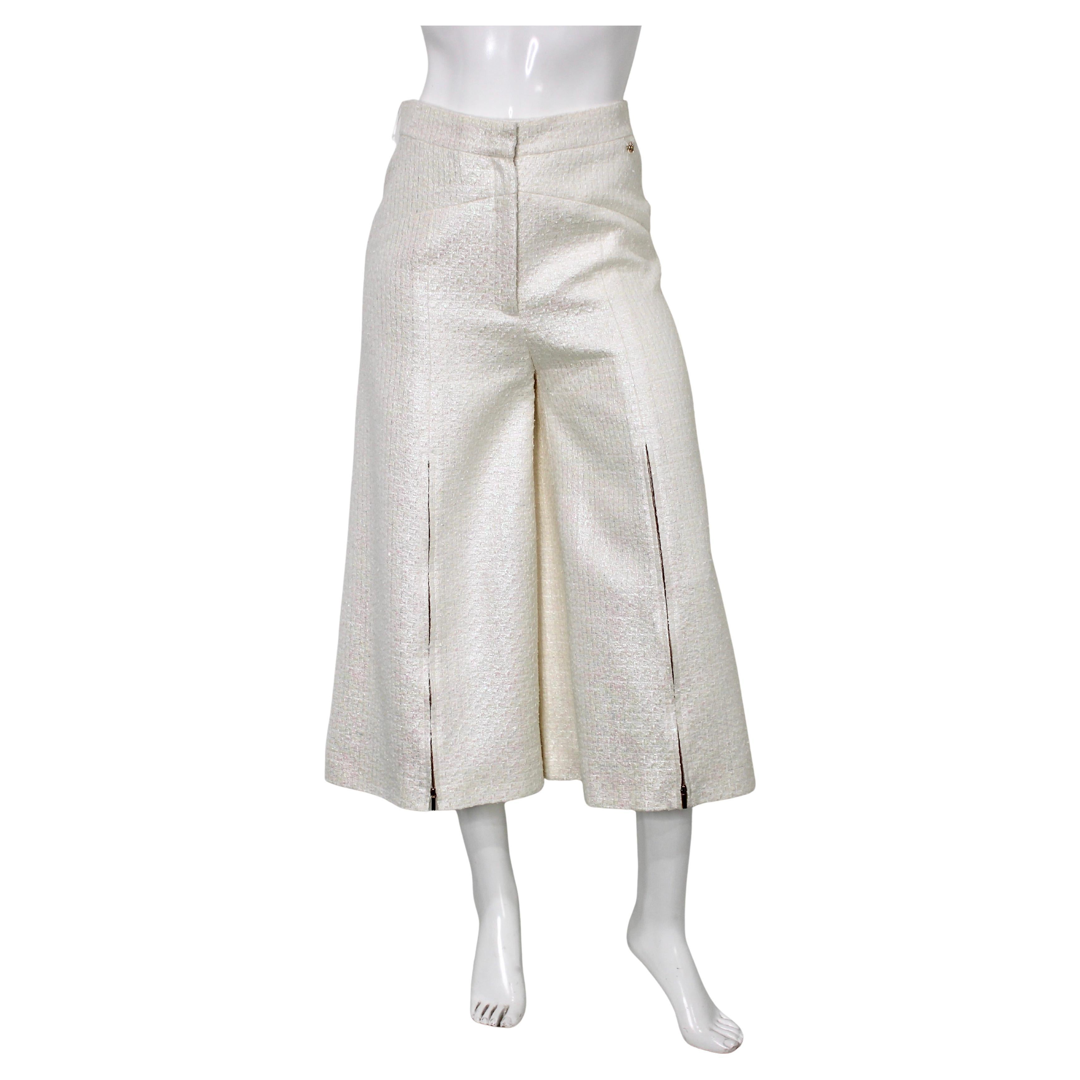Chanel Pantalones de pata ancha de tweed blanco iridiscente