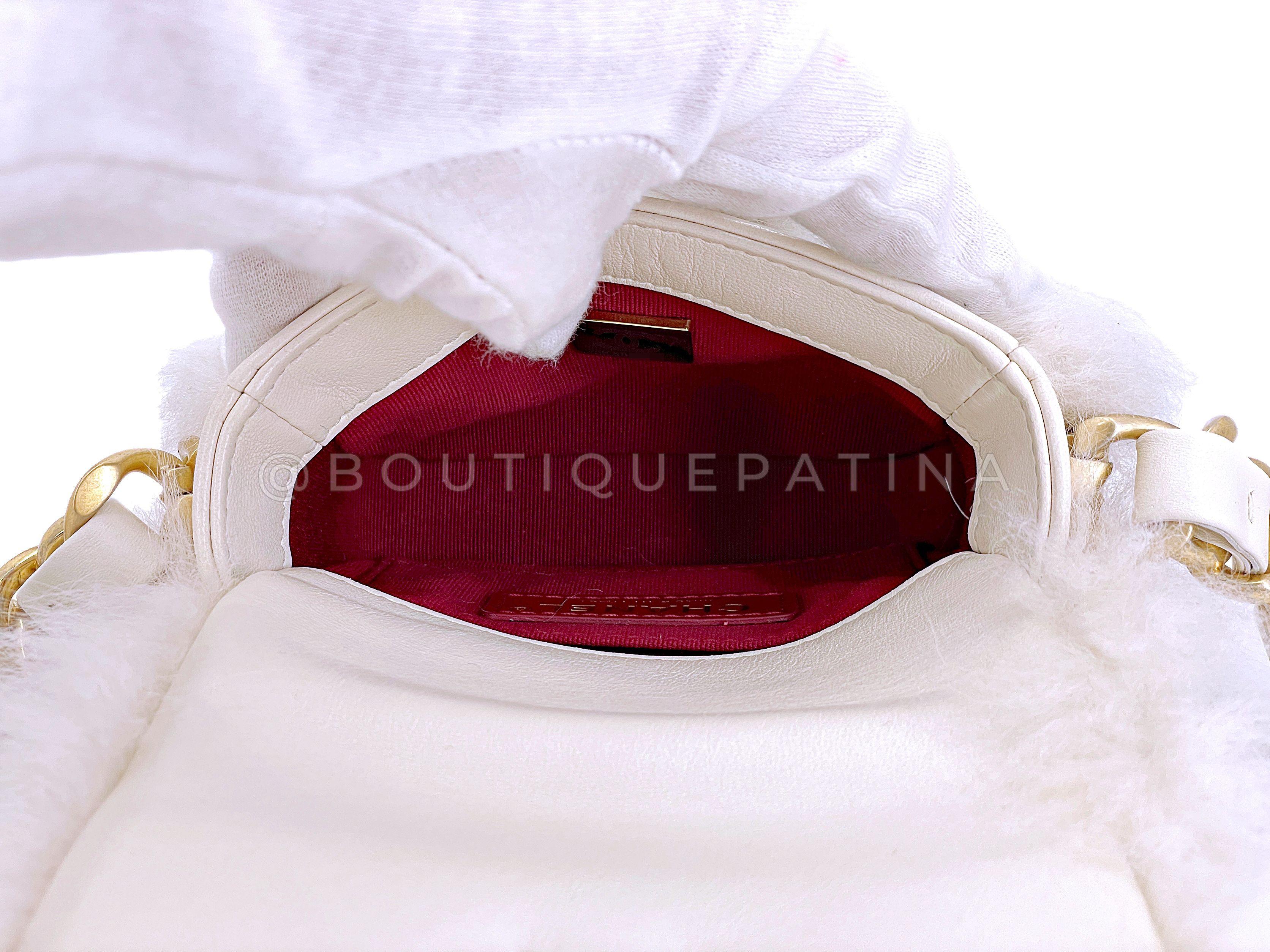 Mini sac à rabat Chanel en fourrure ivoire blanche avec chaîne épaisse 67242 en vente 6