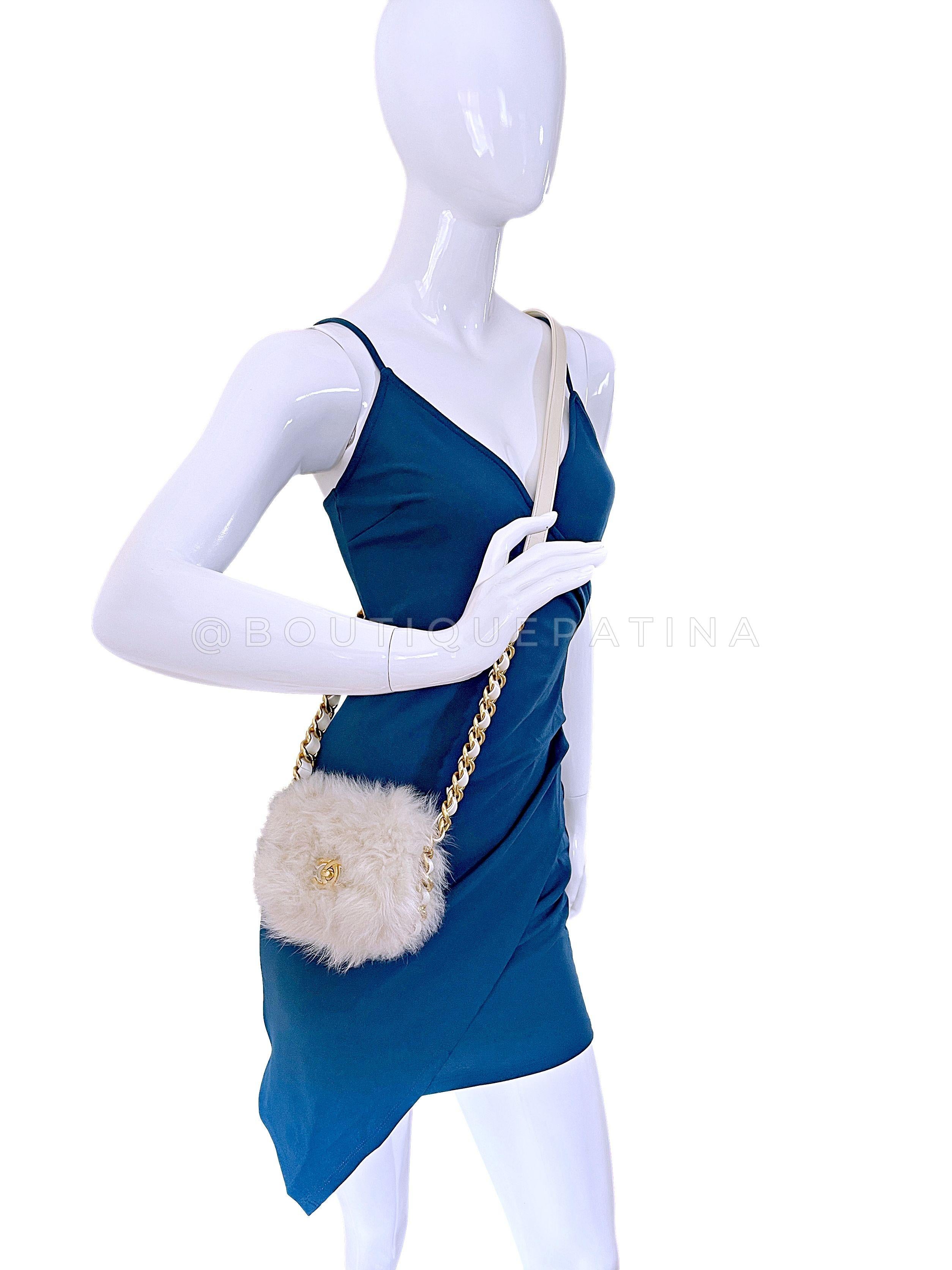 Mini sac à rabat Chanel en fourrure ivoire blanche avec chaîne épaisse 67242 en vente 10