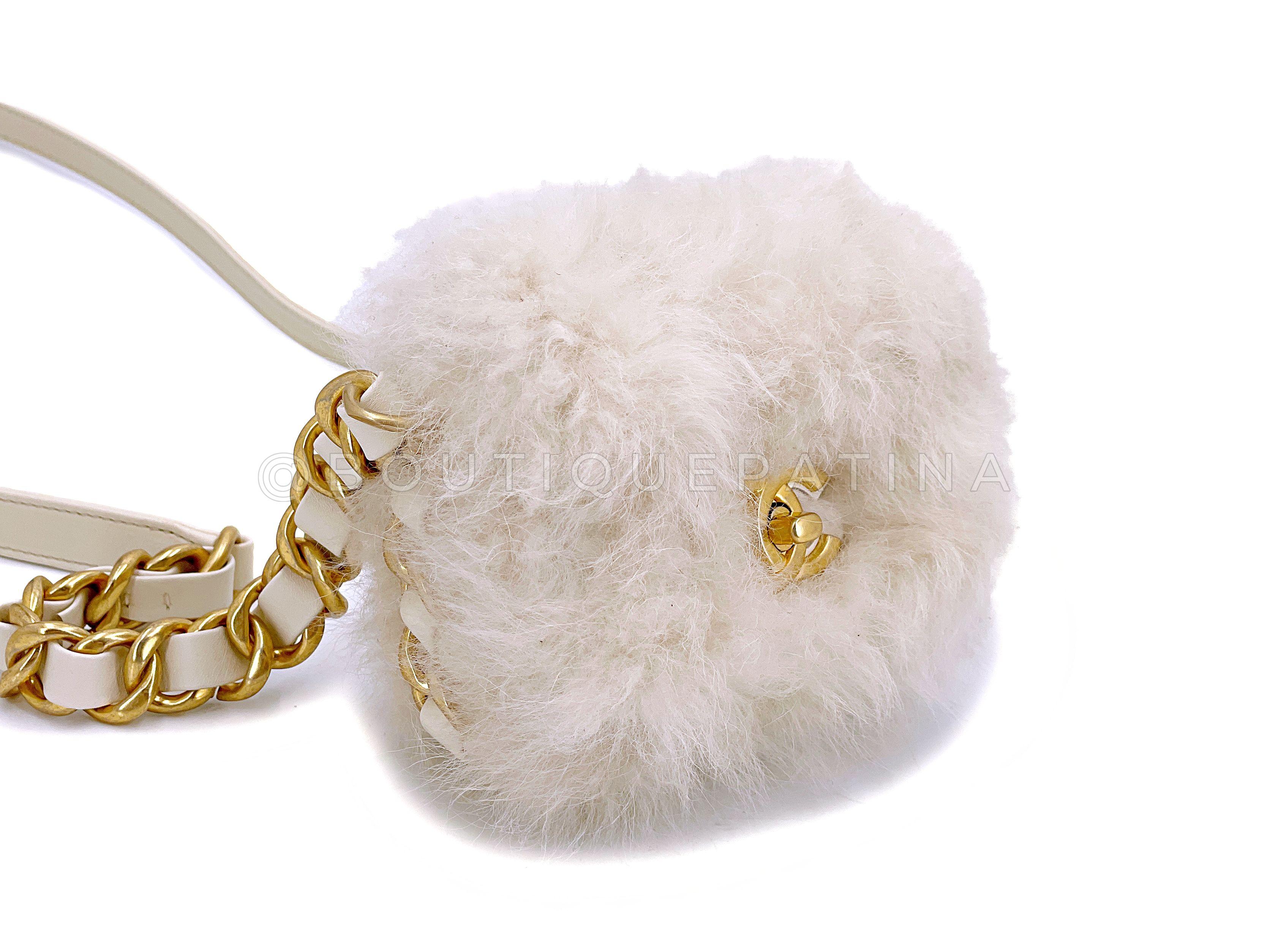 Mini sac à rabat Chanel en fourrure ivoire blanche avec chaîne épaisse 67242 Excellent état - En vente à Costa Mesa, CA