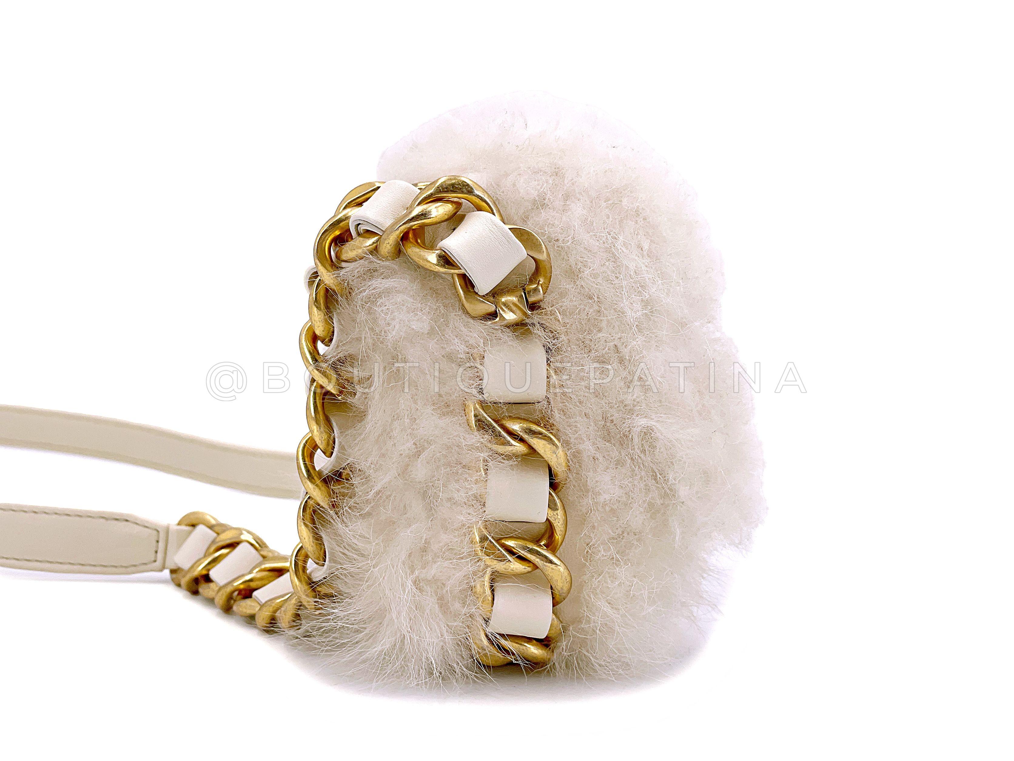 Mini sac à rabat Chanel en fourrure ivoire blanche avec chaîne épaisse 67242 Pour femmes en vente
