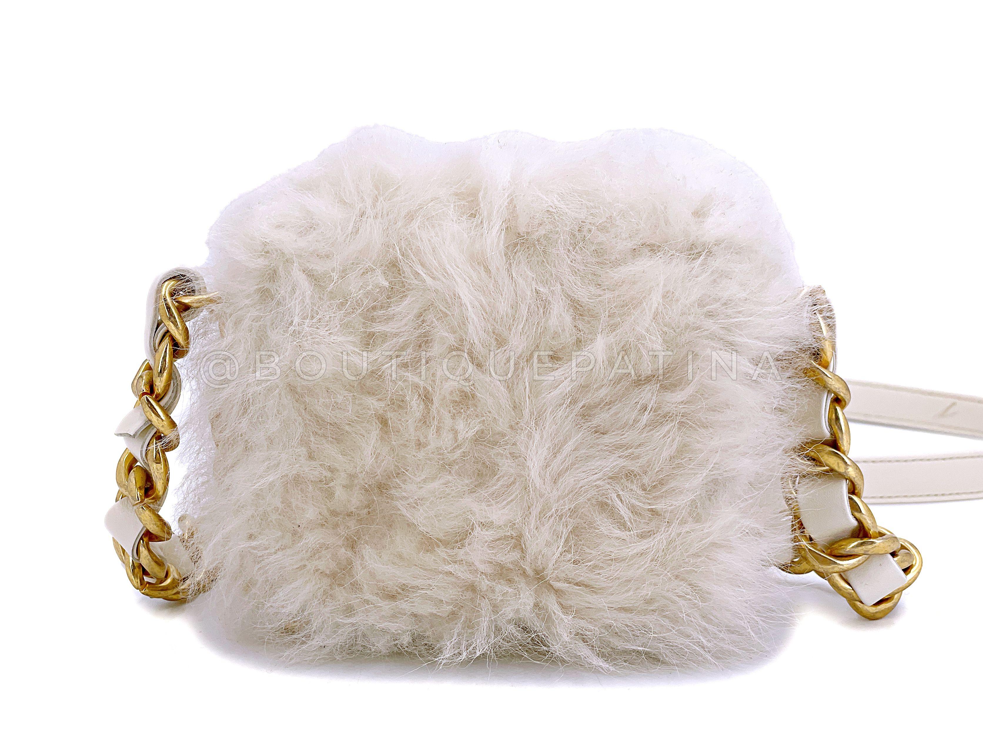 Mini sac à rabat Chanel en fourrure ivoire blanche avec chaîne épaisse 67242 en vente 1