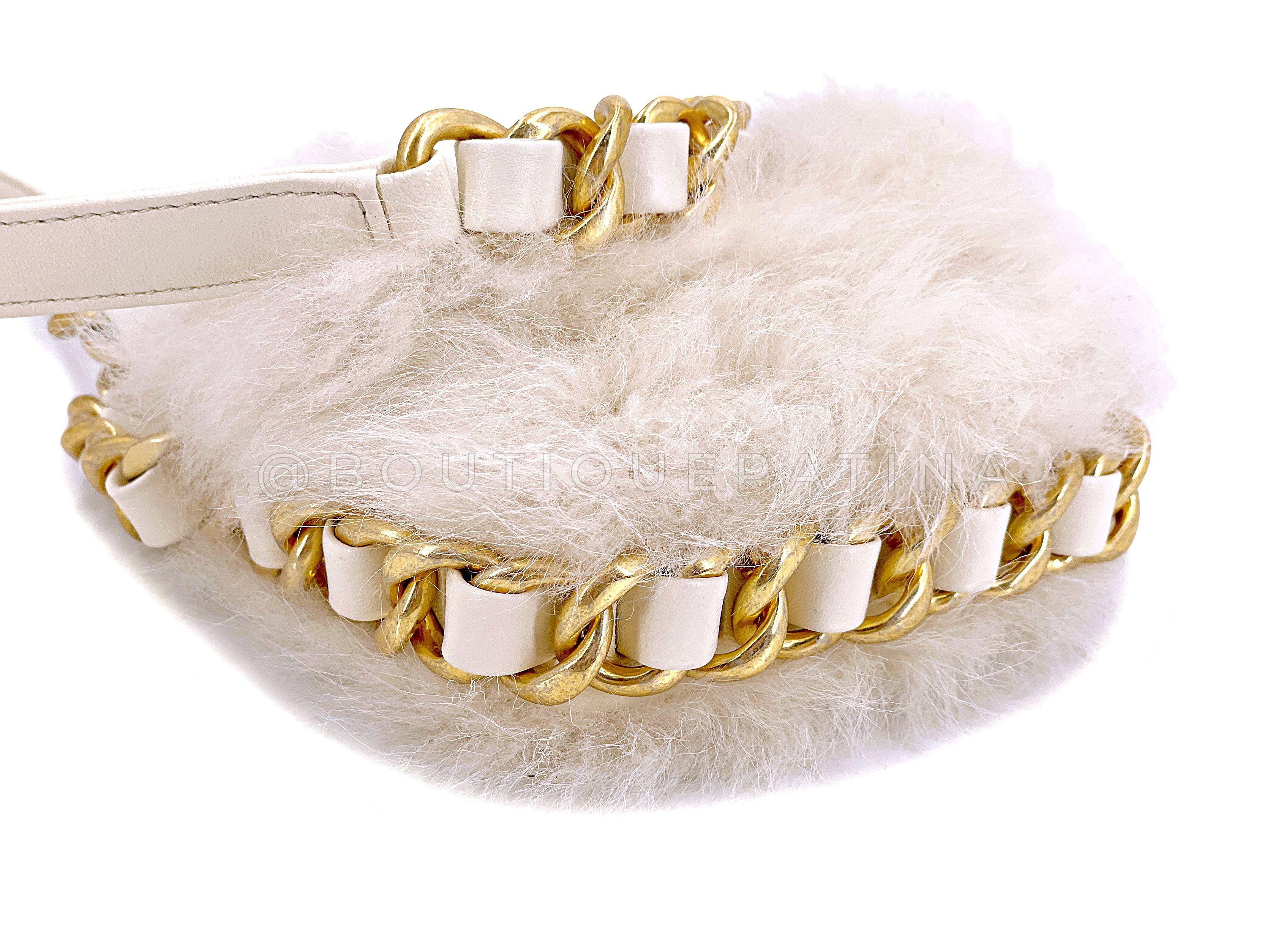 Mini sac à rabat Chanel en fourrure ivoire blanche avec chaîne épaisse 67242 en vente 3
