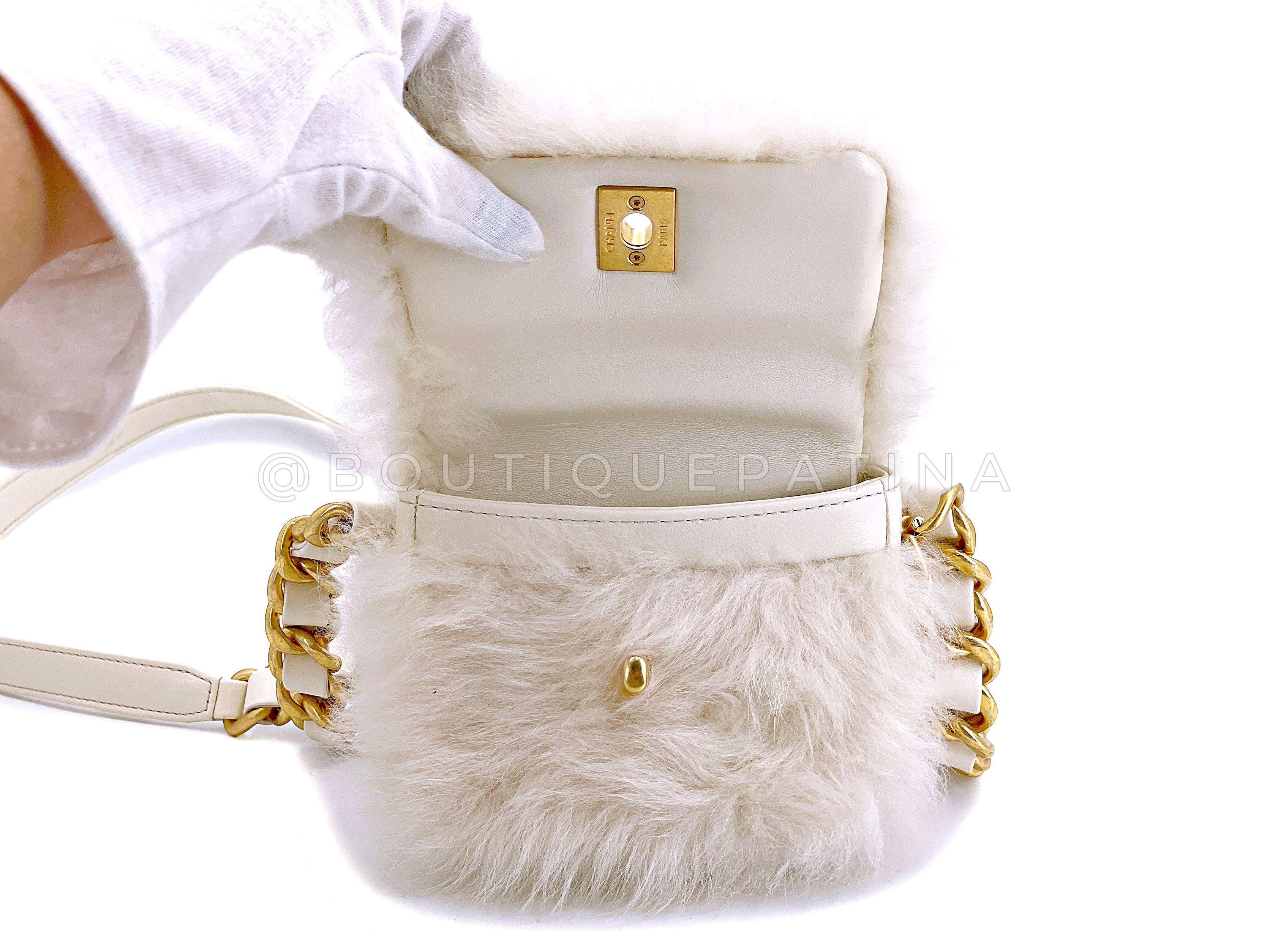 Mini sac à rabat Chanel en fourrure ivoire blanche avec chaîne épaisse 67242 en vente 5