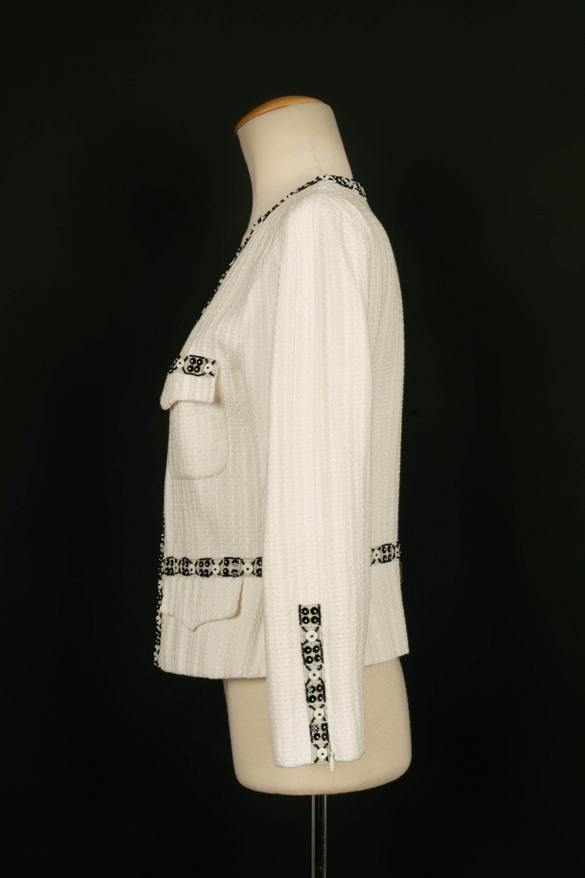 Chanel - (Made in France) White jacket in cotton and linen embroidered with pearls and sequins. Silk lining. Size 42FR. Spring/Summer 2003 Collection. To be noted, underarm stains.

Additional information:
Condition: Good condition
Dimensions: