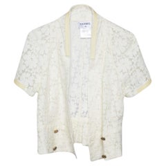 Chanel Top con bottoni in pizzo bianco M
