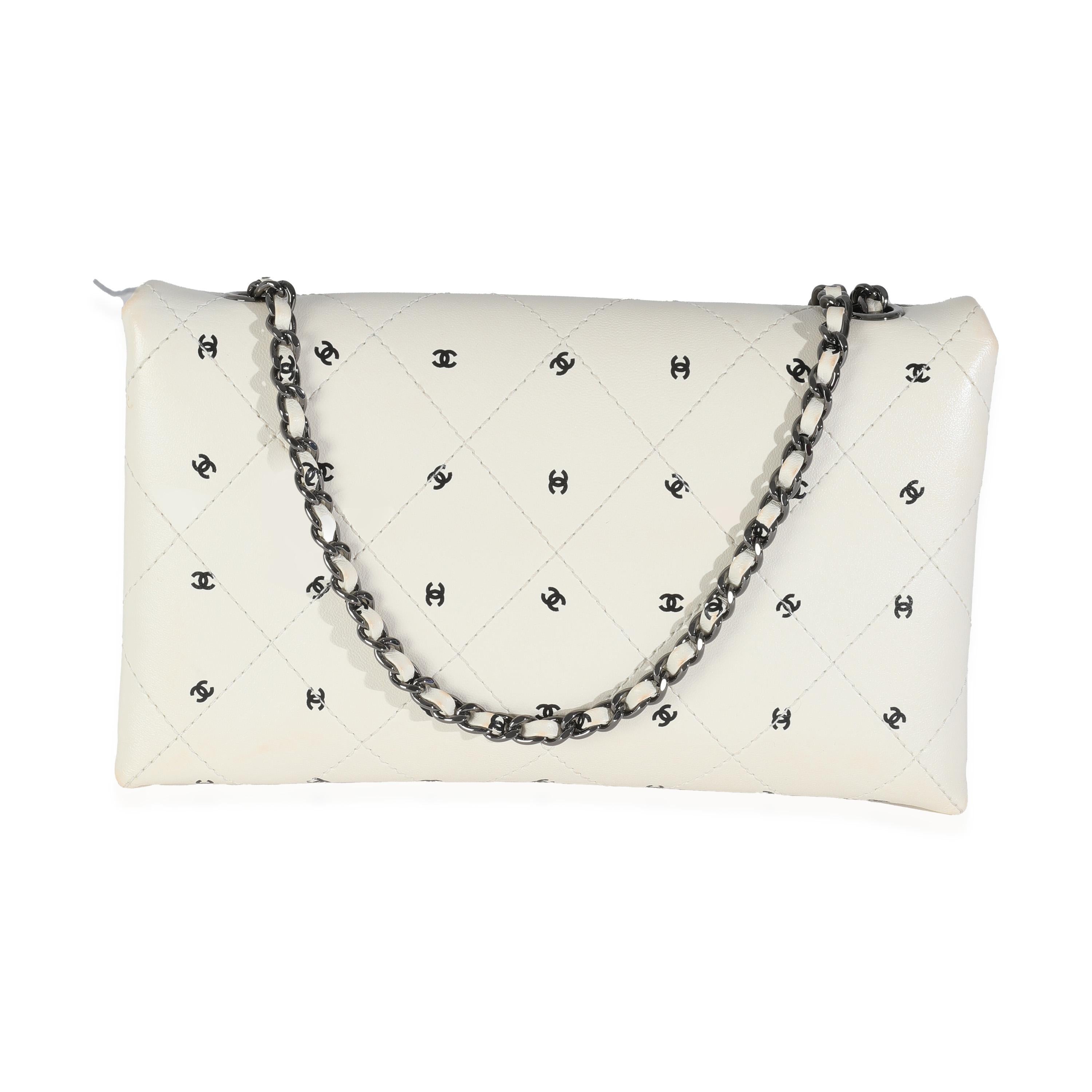 Listing Title: Chanel White Lambskin CC Logo Envelope Clutch With Chain
SKU: 144509
Condition: Pre-owned 
Handbag Condition: Very Good
Condition Comments: Item is in very good condition with minor signs of wear. Light scuffing and discoloration