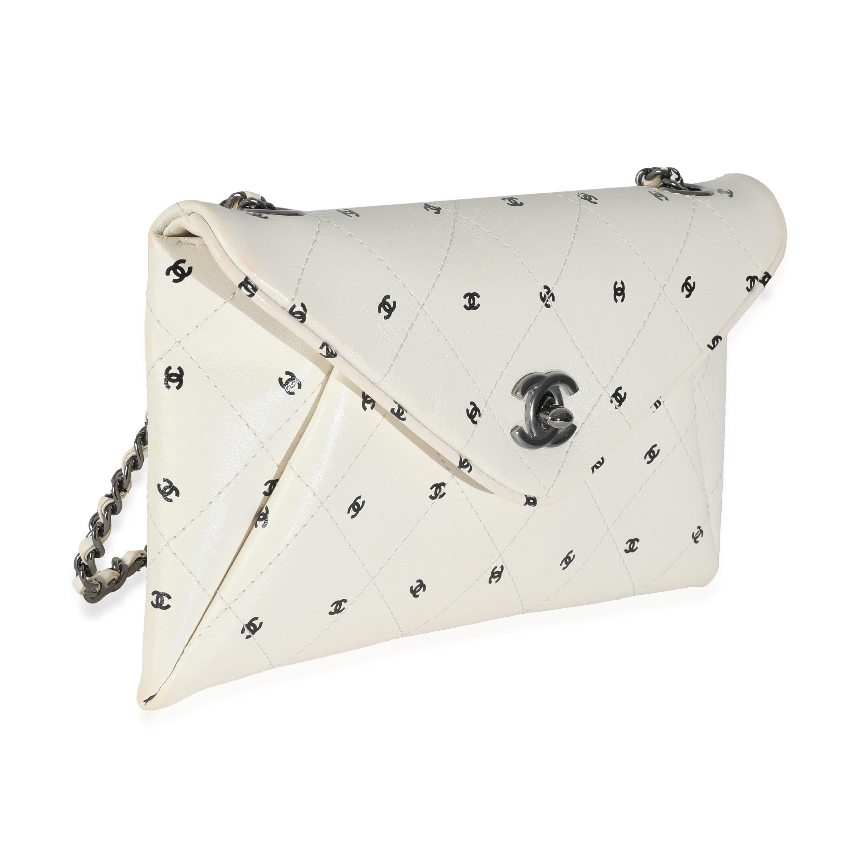 Chanel White Lambskin CC Logo Envelope Clutch With Chain In Excellent Condition For Sale In New York, NY