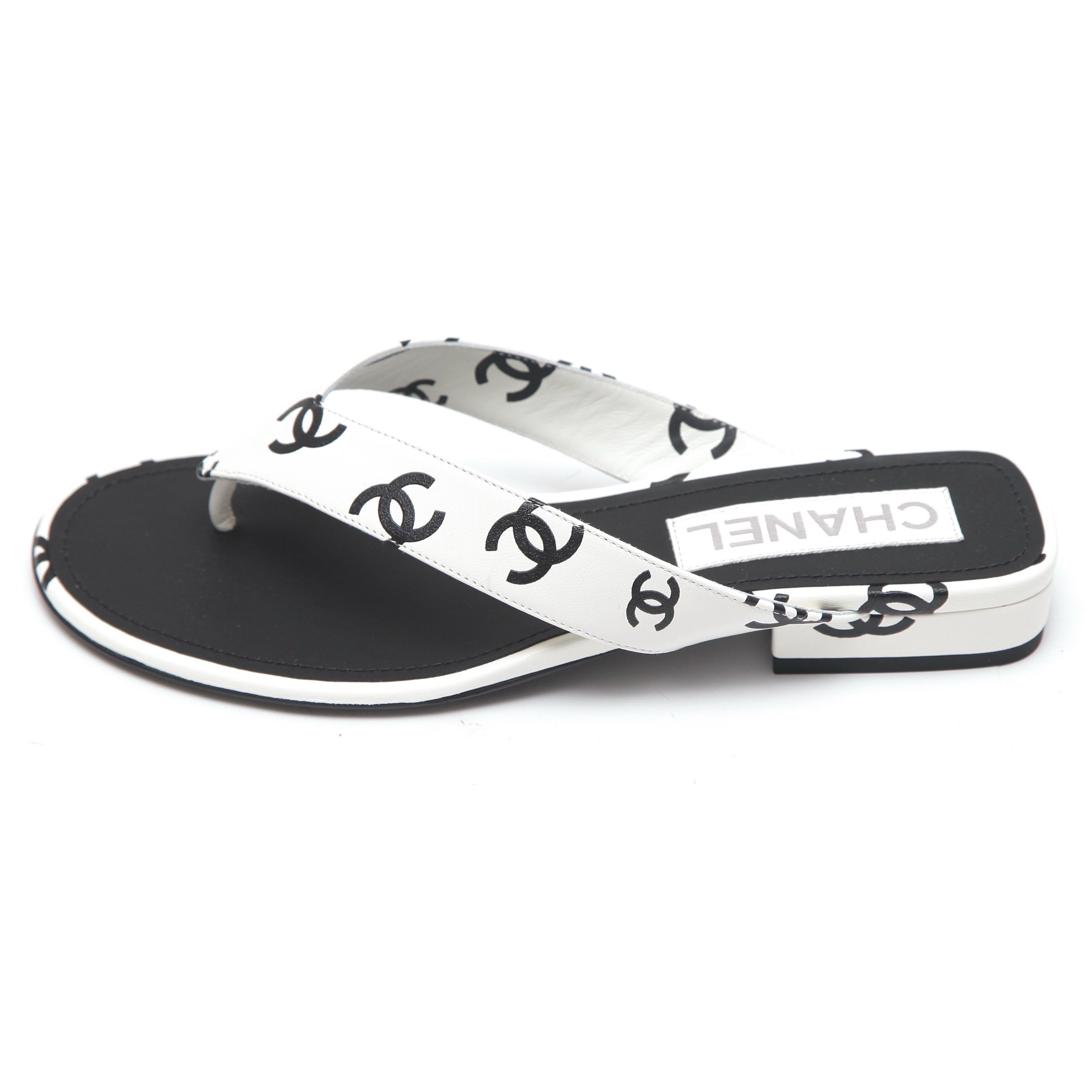 CHANEL White Lambskin Leather Slide Thong Sandals Black CC Logo Sz 38 ...