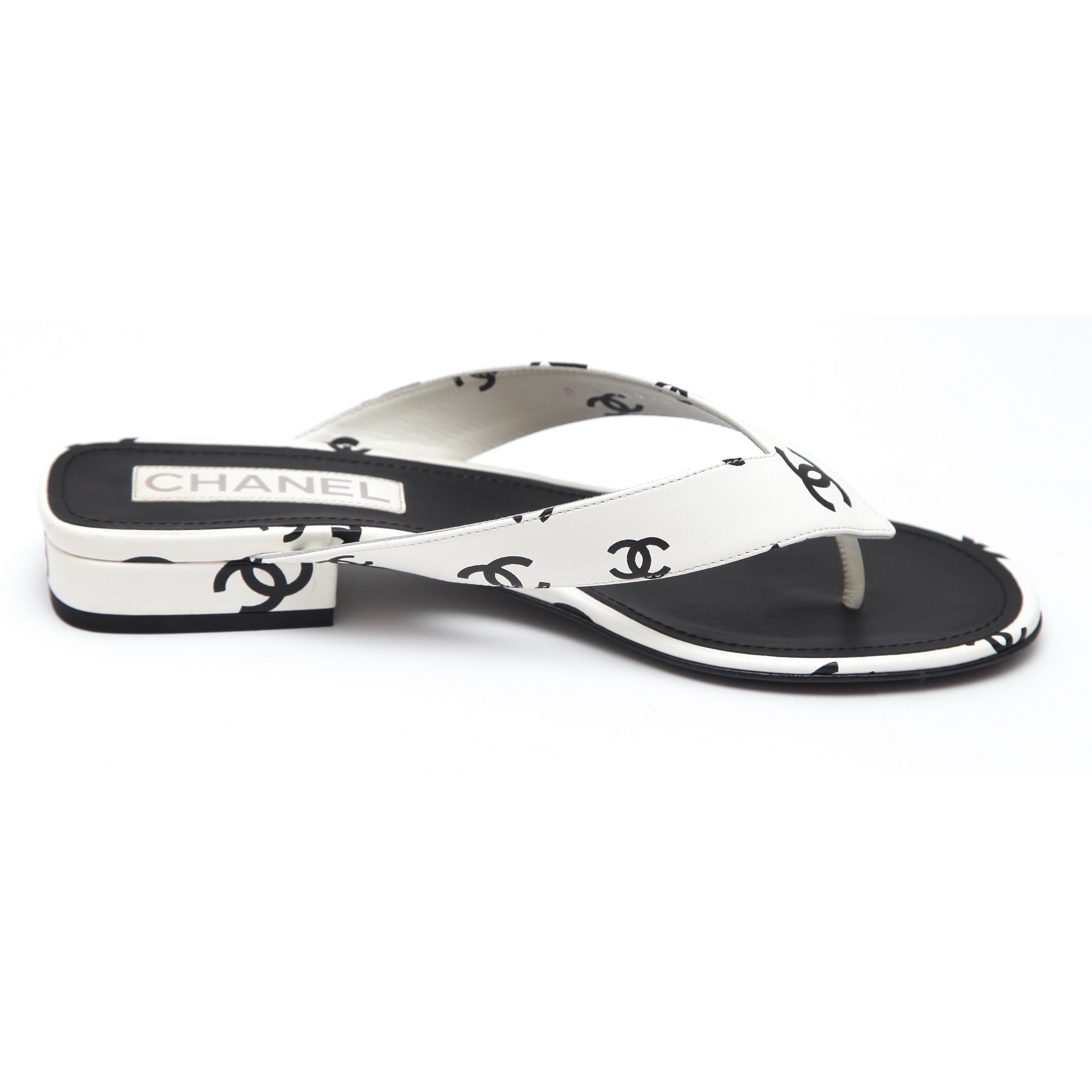 GUARANTEED AUTHENTIC CHANEL 22S LAMBSKIN THONG SANDALS

• Design:
• Runway print black CC logo thong sandals against a white lambskin leather color.
• Slip on.
• Leather lining and sole.
• Comes with dust bags.

Size: 38

Measurements