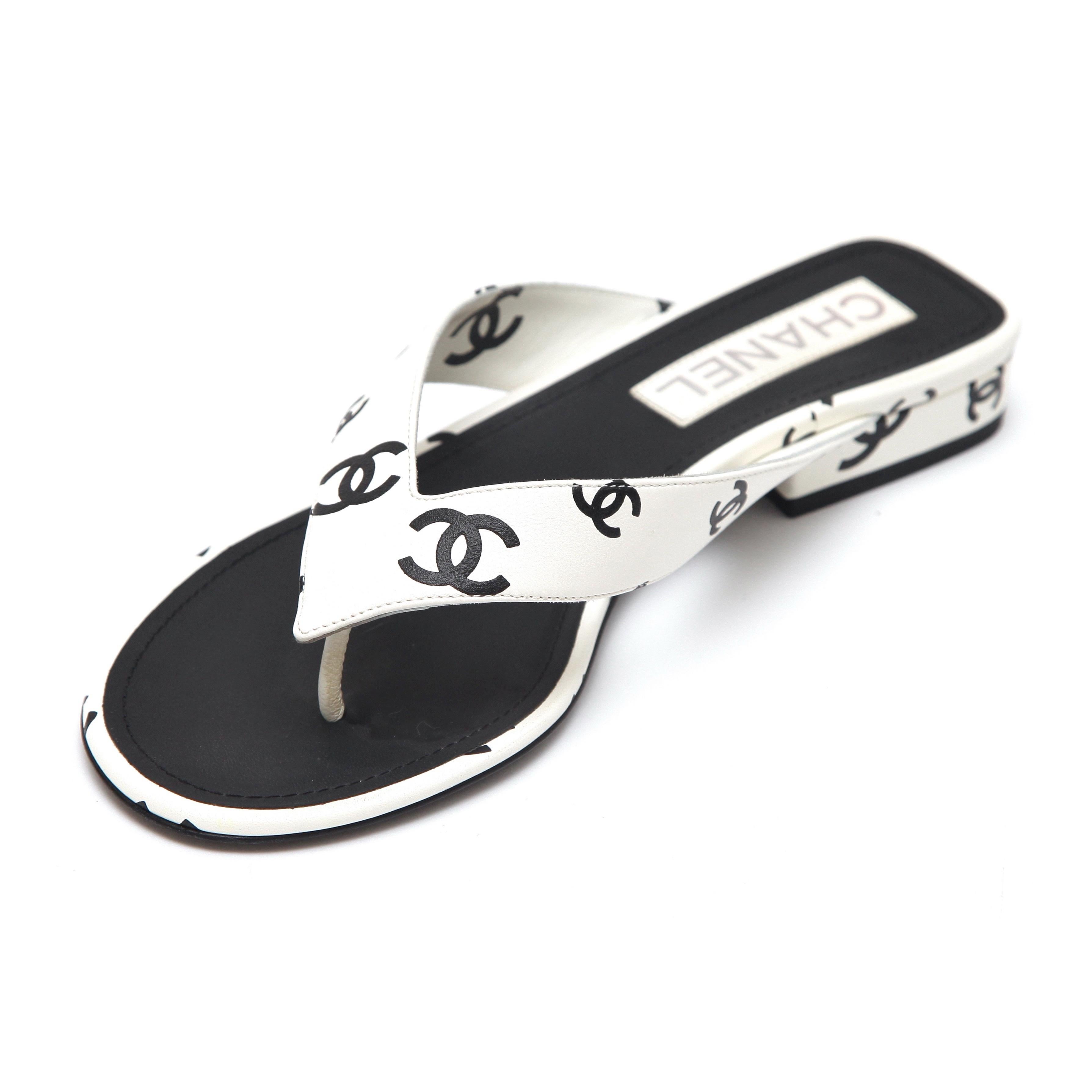 CHANEL White Lambskin Leather Slide Thong Sandals Black CC Logo Sz 38 22S In Excellent Condition In Hollywood, FL