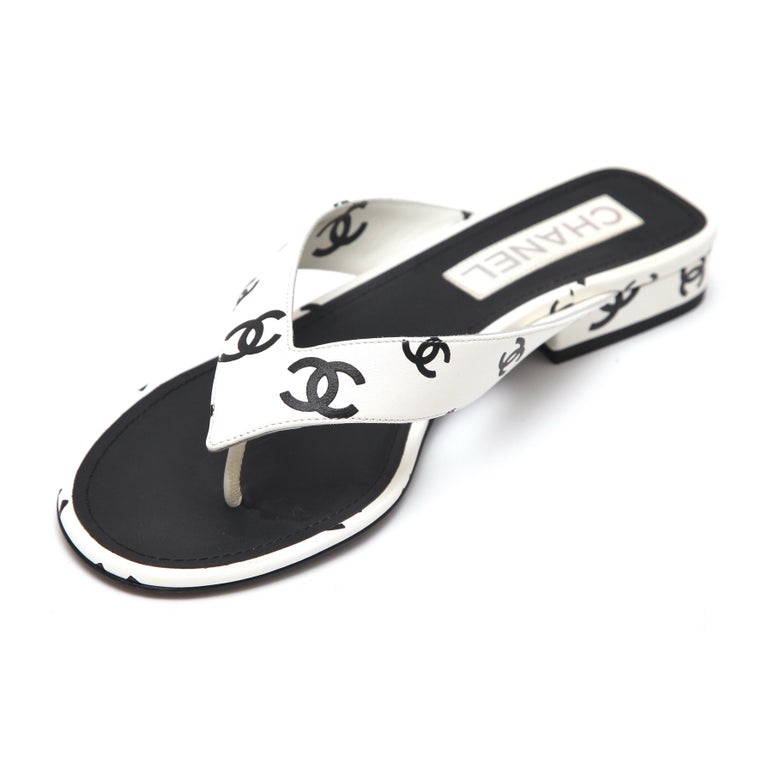 THONG SANDALS IN CREAM WHITE LAMBSKIN PRINTED LOGO WITH GOLD HARDWARE