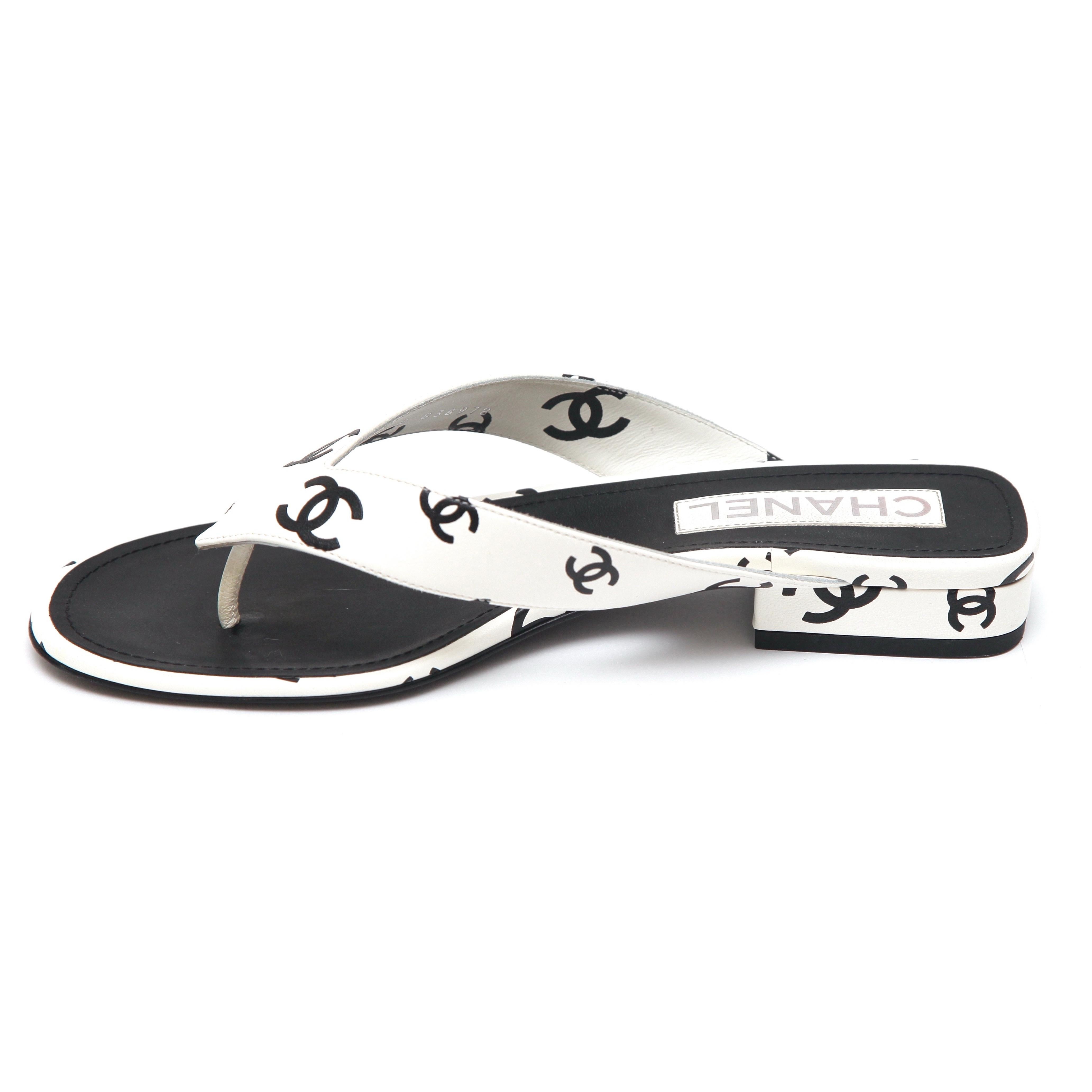 Women's CHANEL White Lambskin Leather Slide Thong Sandals Black CC Logo Sz 38 22S