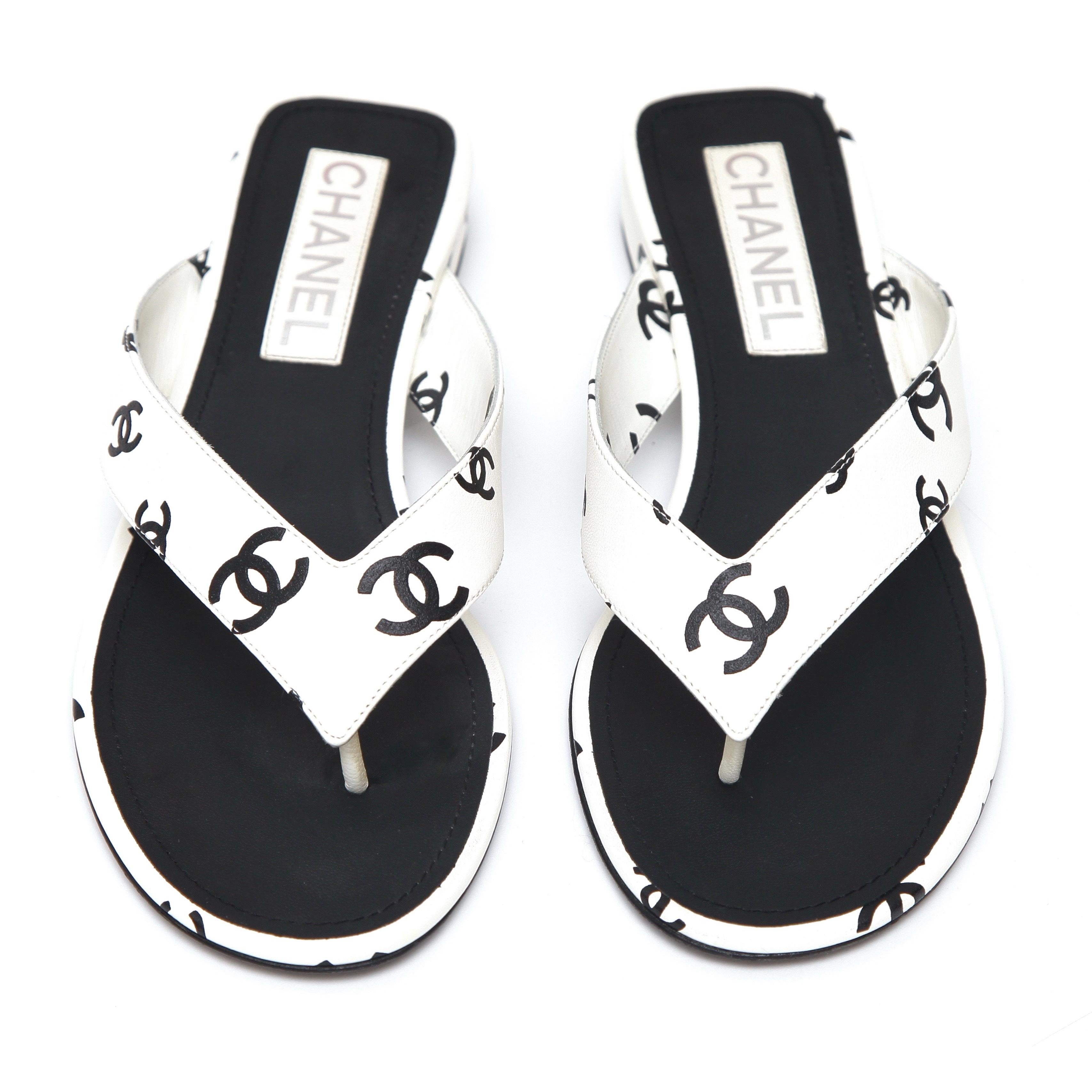 CHANEL White Lambskin Leather Slide Thong Sandals Black CC Logo Sz 38 22S 1