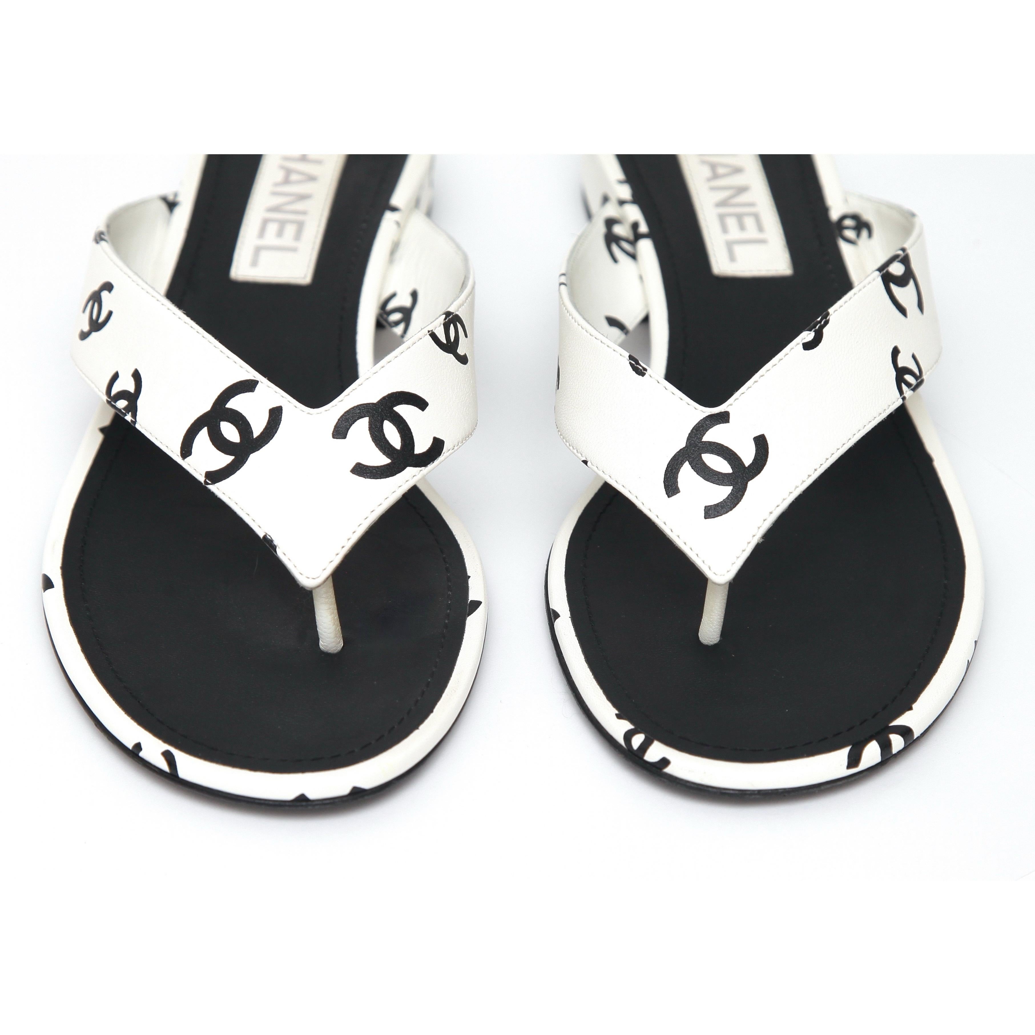 CHANEL White Lambskin Leather Slide Thong Sandals Black CC Logo Sz 38 22S 2