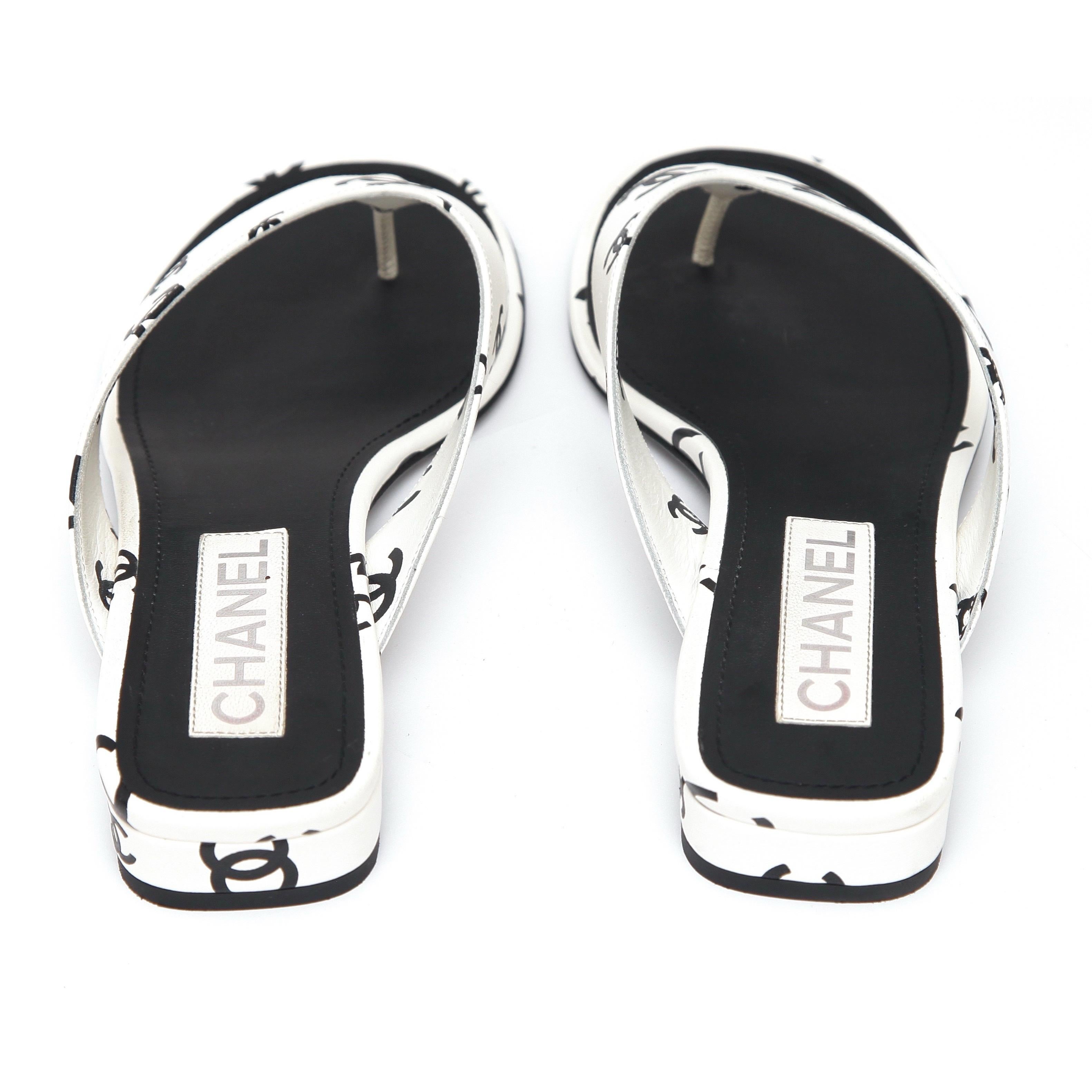 CHANEL White Lambskin Leather Slide Thong Sandals Black CC Logo Sz 38 22S 3