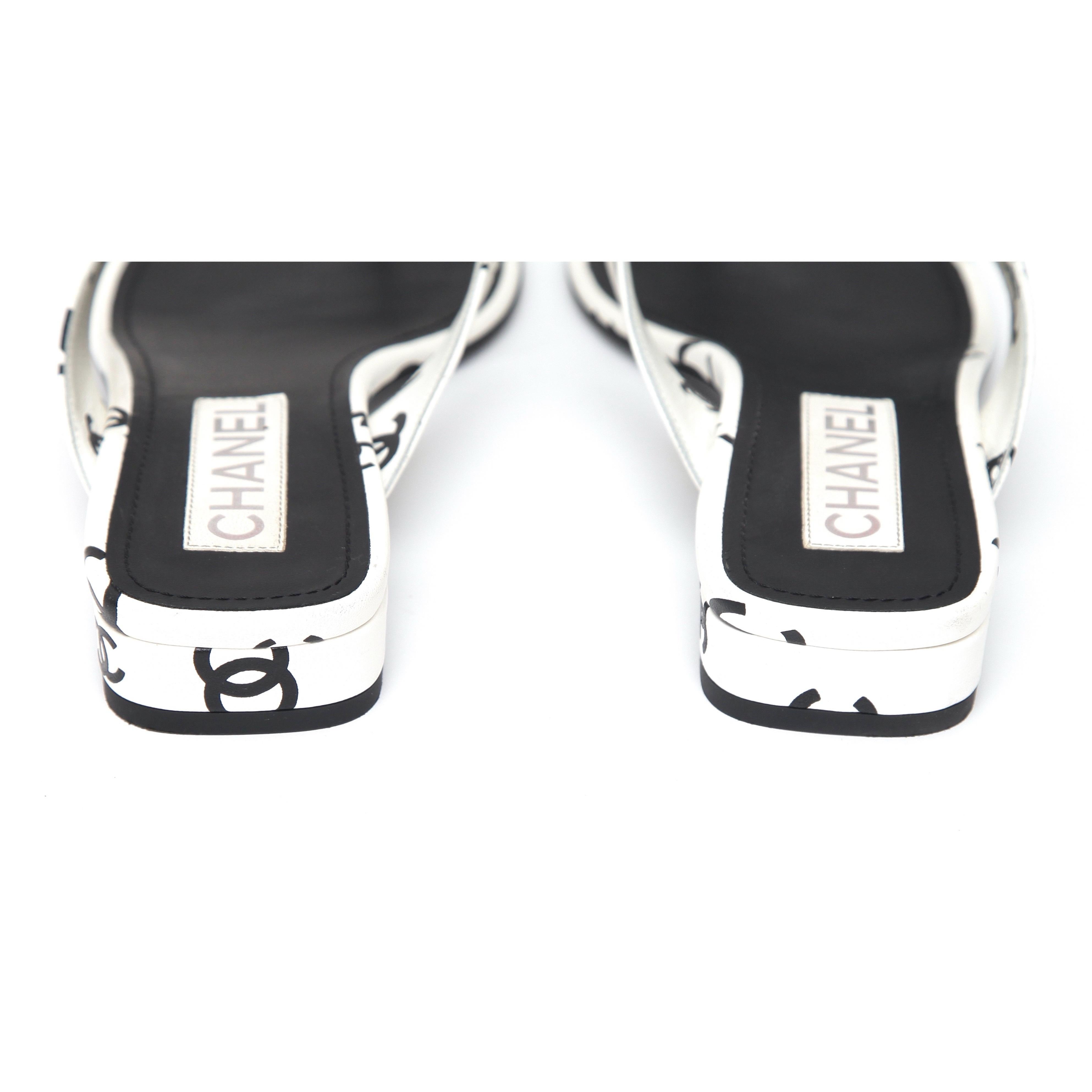CHANEL White Lambskin Leather Slide Thong Sandals Black CC Logo Sz 38 22S 4