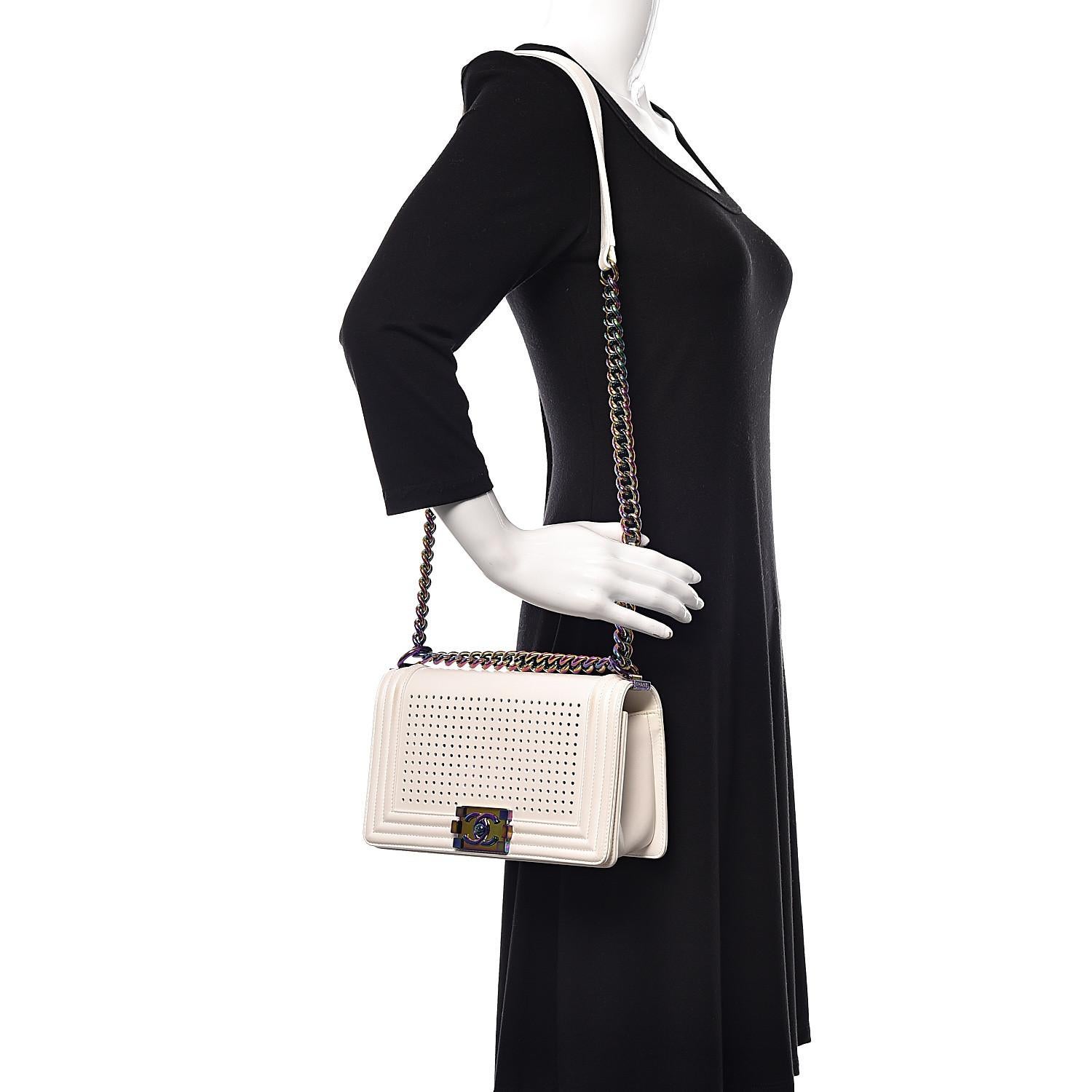 CHANEL WHITE LAMBSKIN LED RAINBOW HARDWARE BOY BAG MEDIUM

This piece was featured during the 2017 spring/summer ready-to-wear collection. The bag features white lambskin, rainbow hardware, a front flap, signature press lock boy closure, tonal