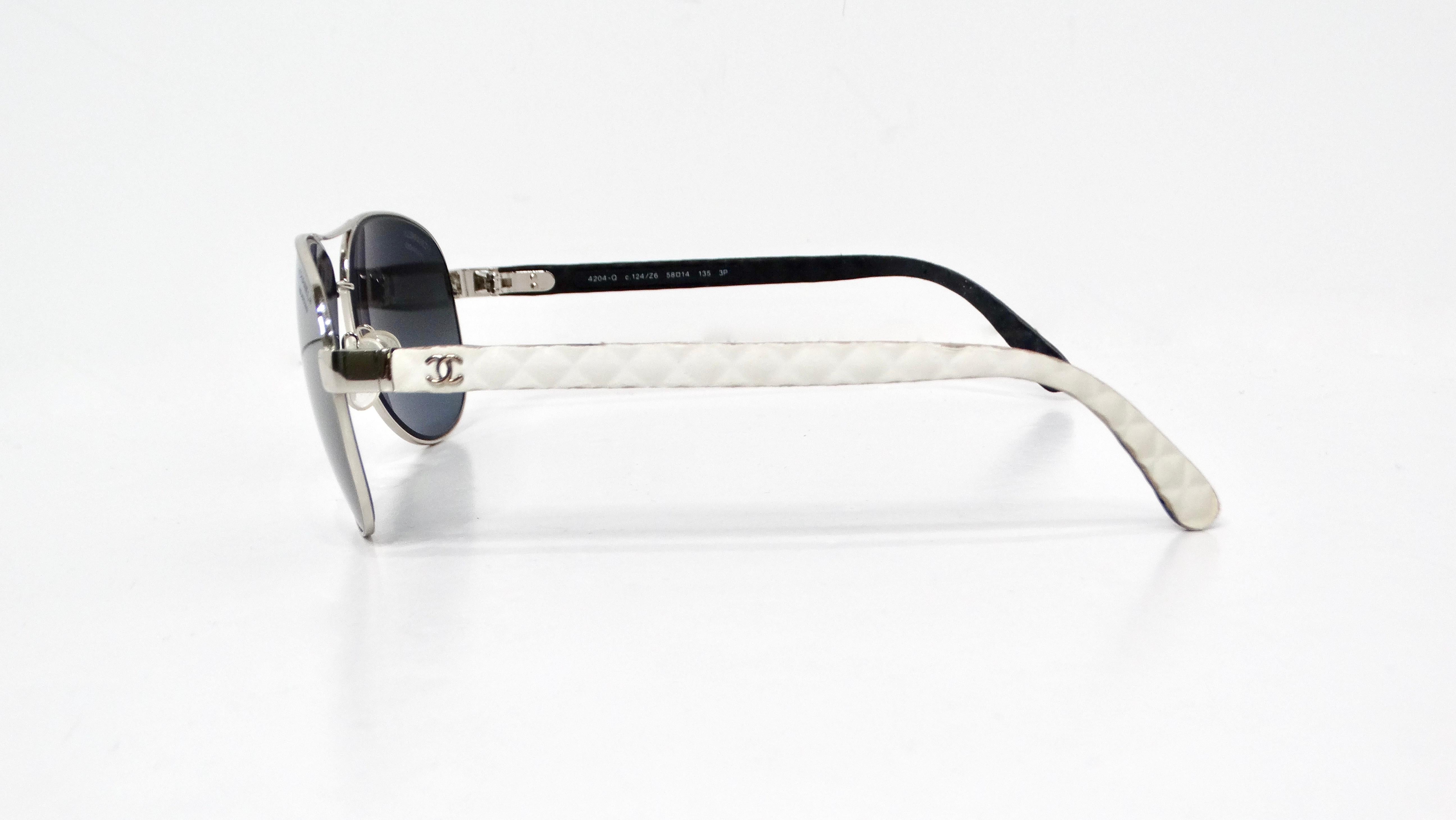 Chanel White Lambskin Quilted Aviator Sunglasses With Polarized Lenses In Good Condition For Sale In Scottsdale, AZ