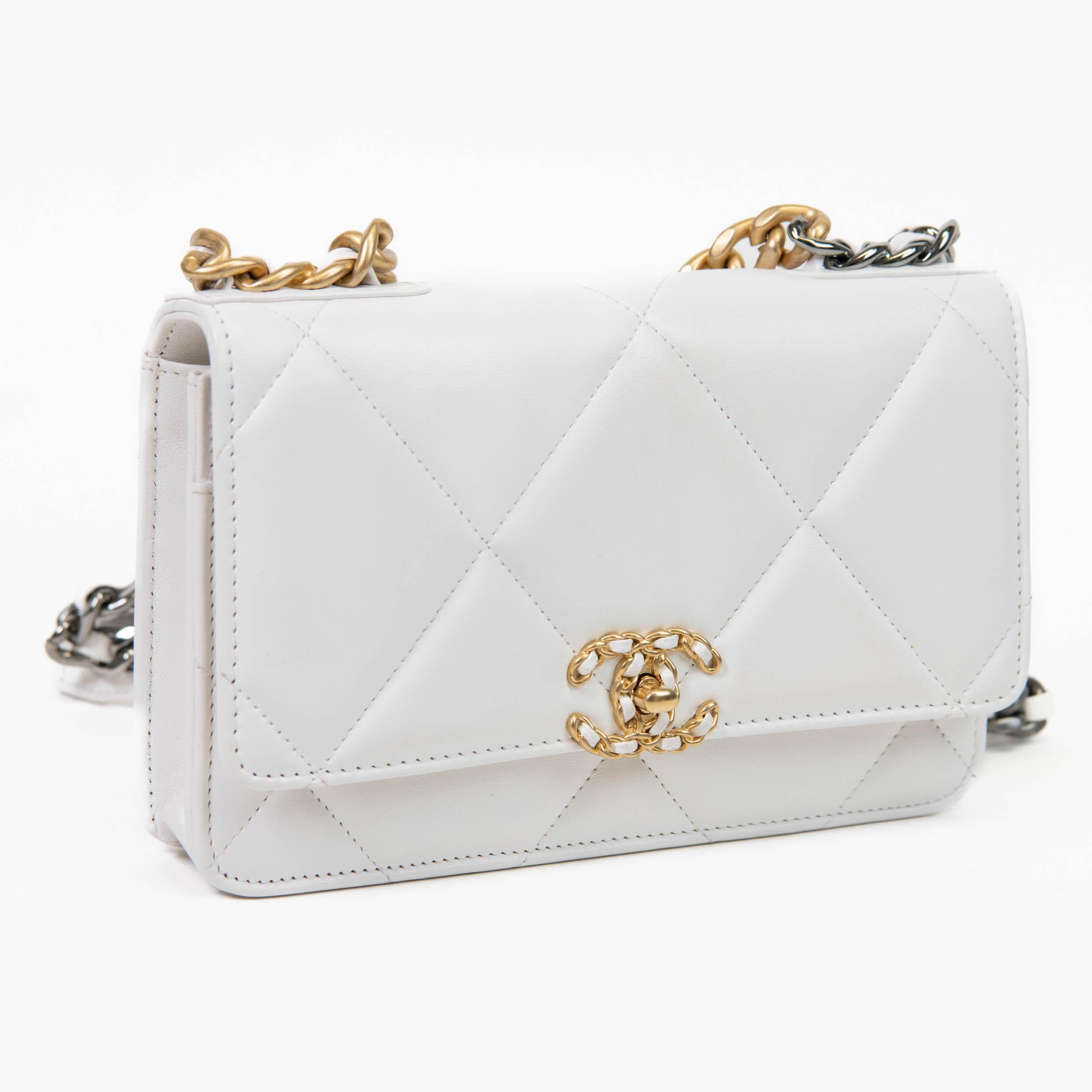 100% Authentic

This crossbody bag is crafted of diamond quilted lambskin leather in White. The bag features a Chanel CC embellishment on the flap and a leather threaded aged gold and ruthenium chain link strap with a shoulder pad. The front flap