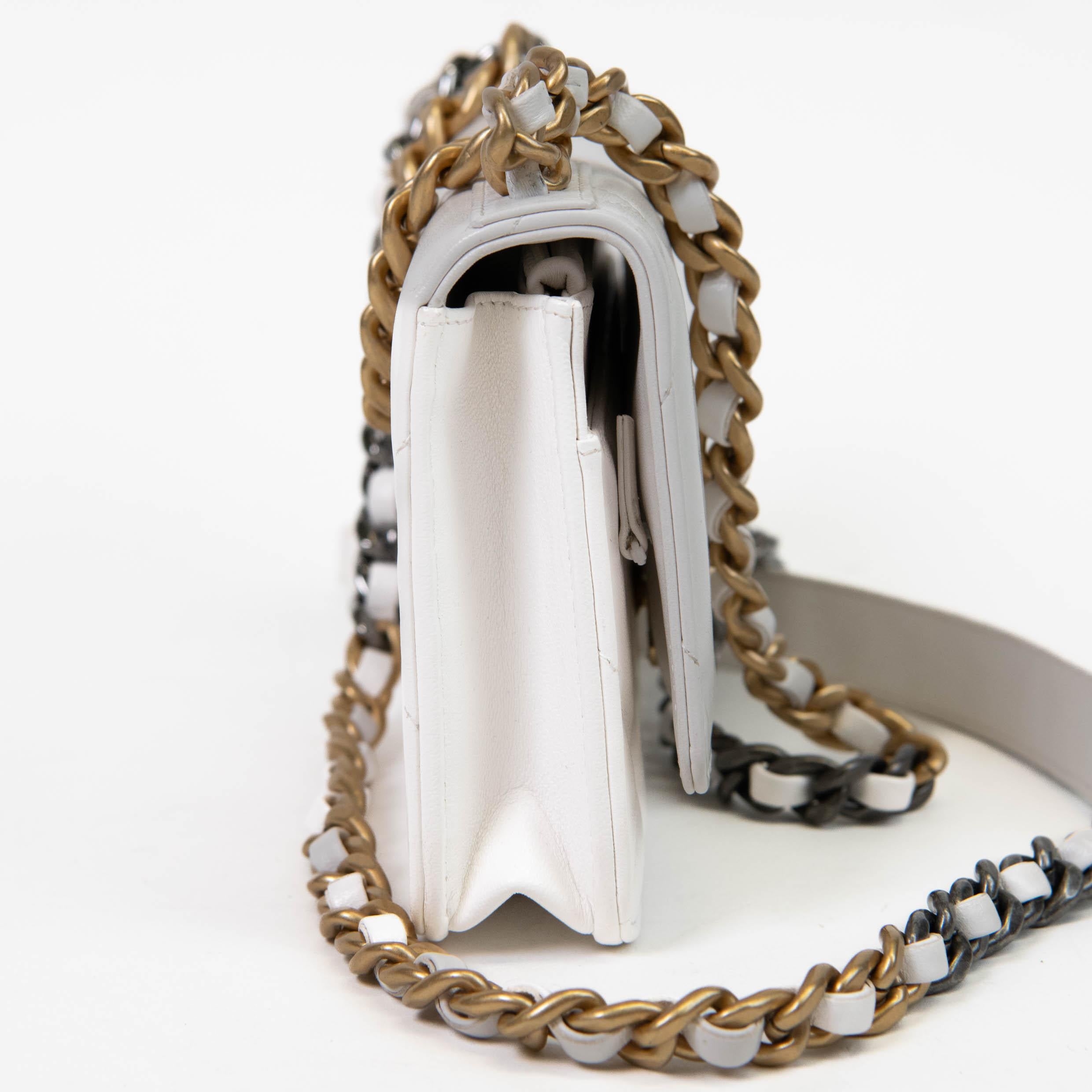 Chanel White Lambskin Quilted Chanel 19 Wallet On Chain In Good Condition For Sale In Corona Del Mar, CA