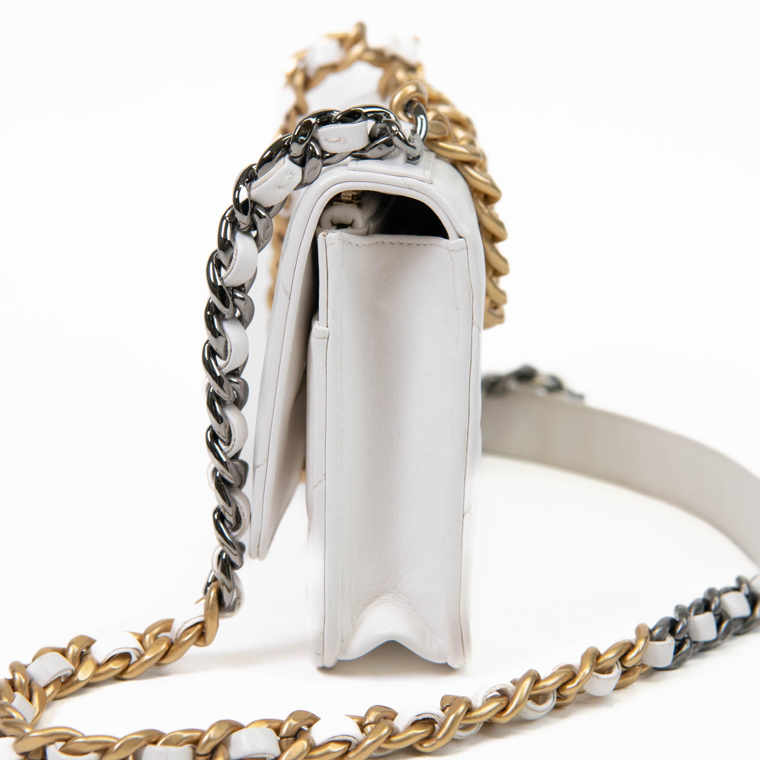 Women's or Men's Chanel White Lambskin Quilted Chanel 19 Wallet On Chain For Sale