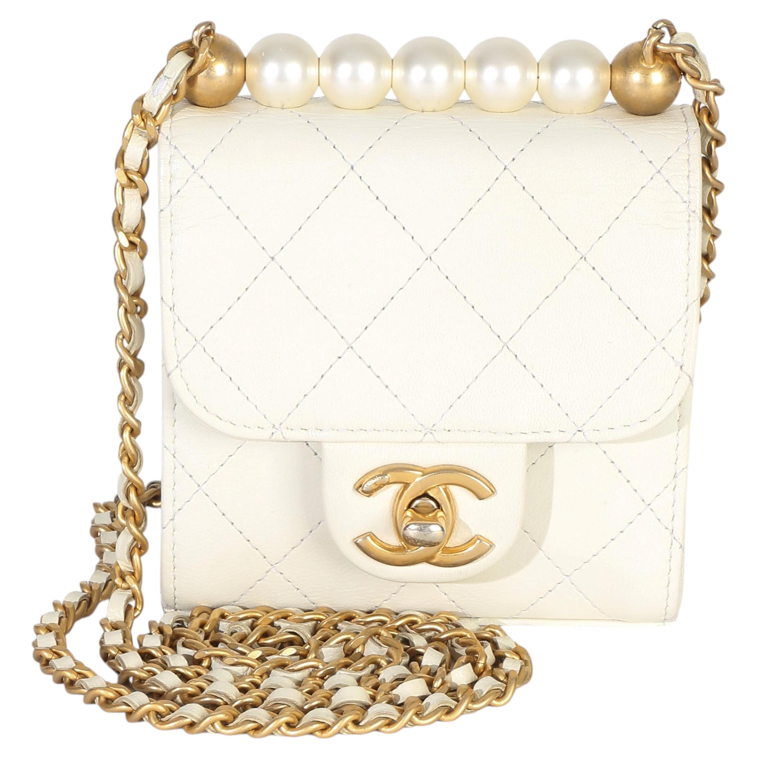 Chanel - Pochette à chaîne en cuir d'agneau blanc matelassé et perles chic